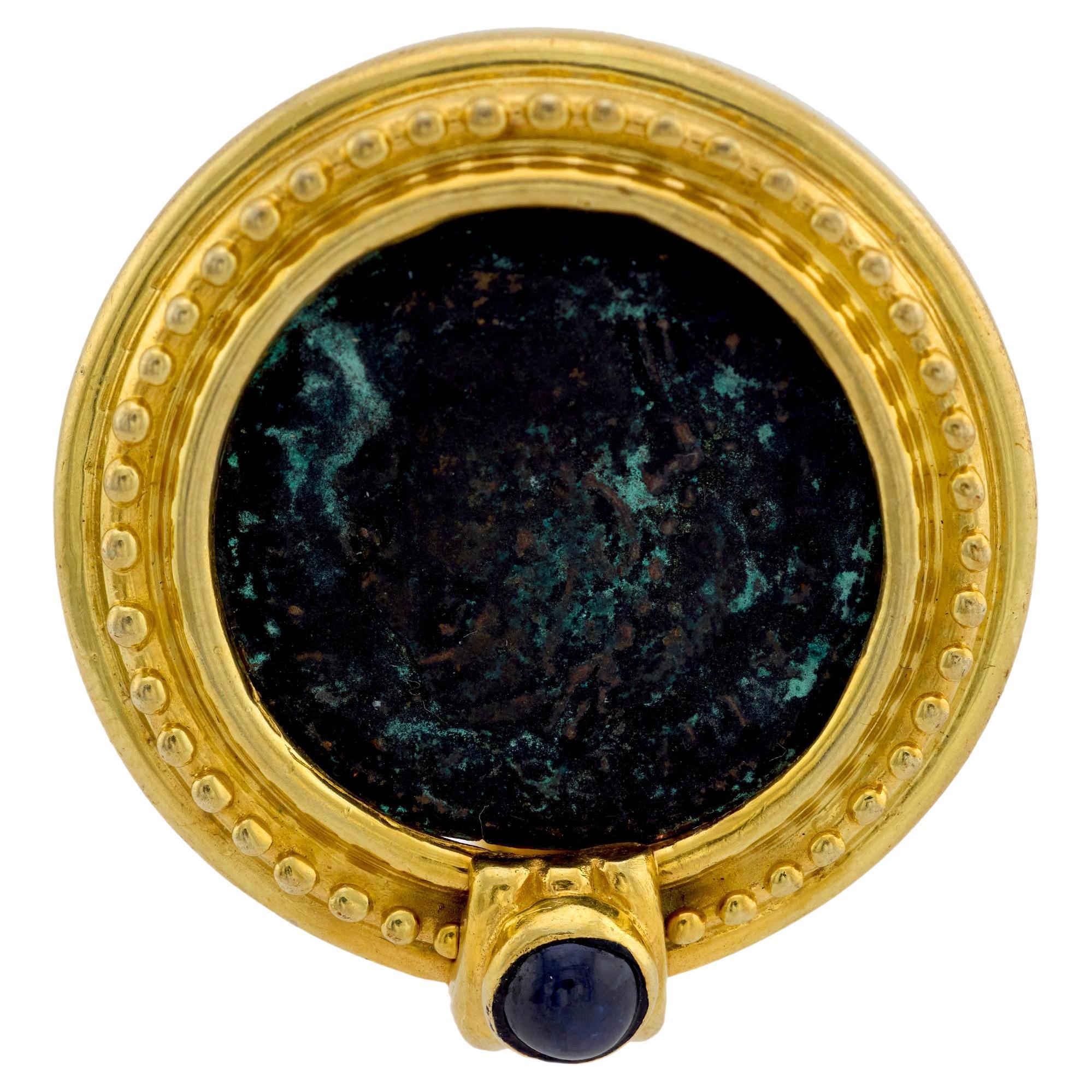 Ciondolo a forma di moneta romana in oro giallo 14k con zaffiro di metà secolo in vendita