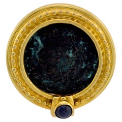 Pendentif pièce romaine en or jaune 14k avec saphir du milieu du siècle