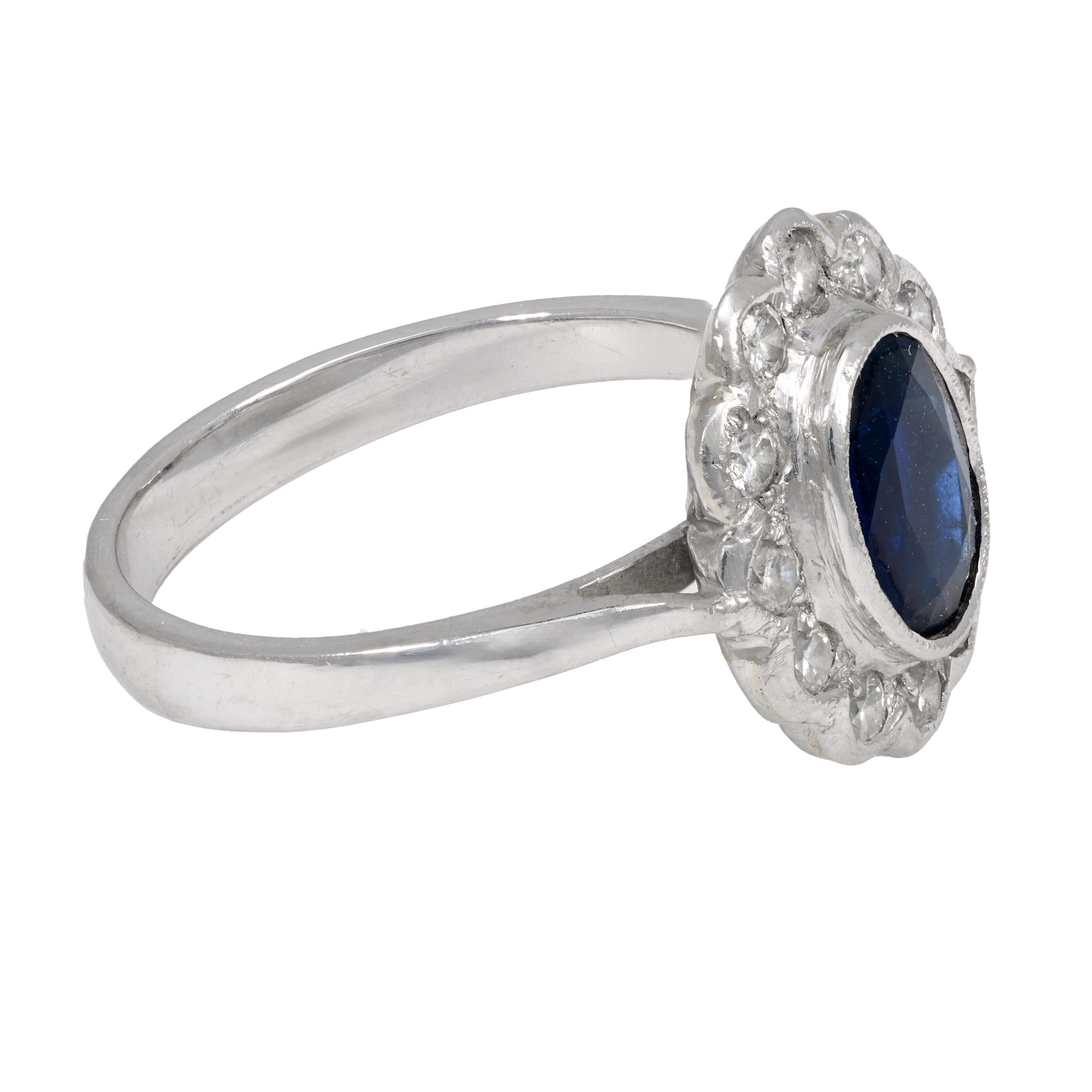 Mid Century sapphire diamond 18k white gold cluster ring Moderno en venta