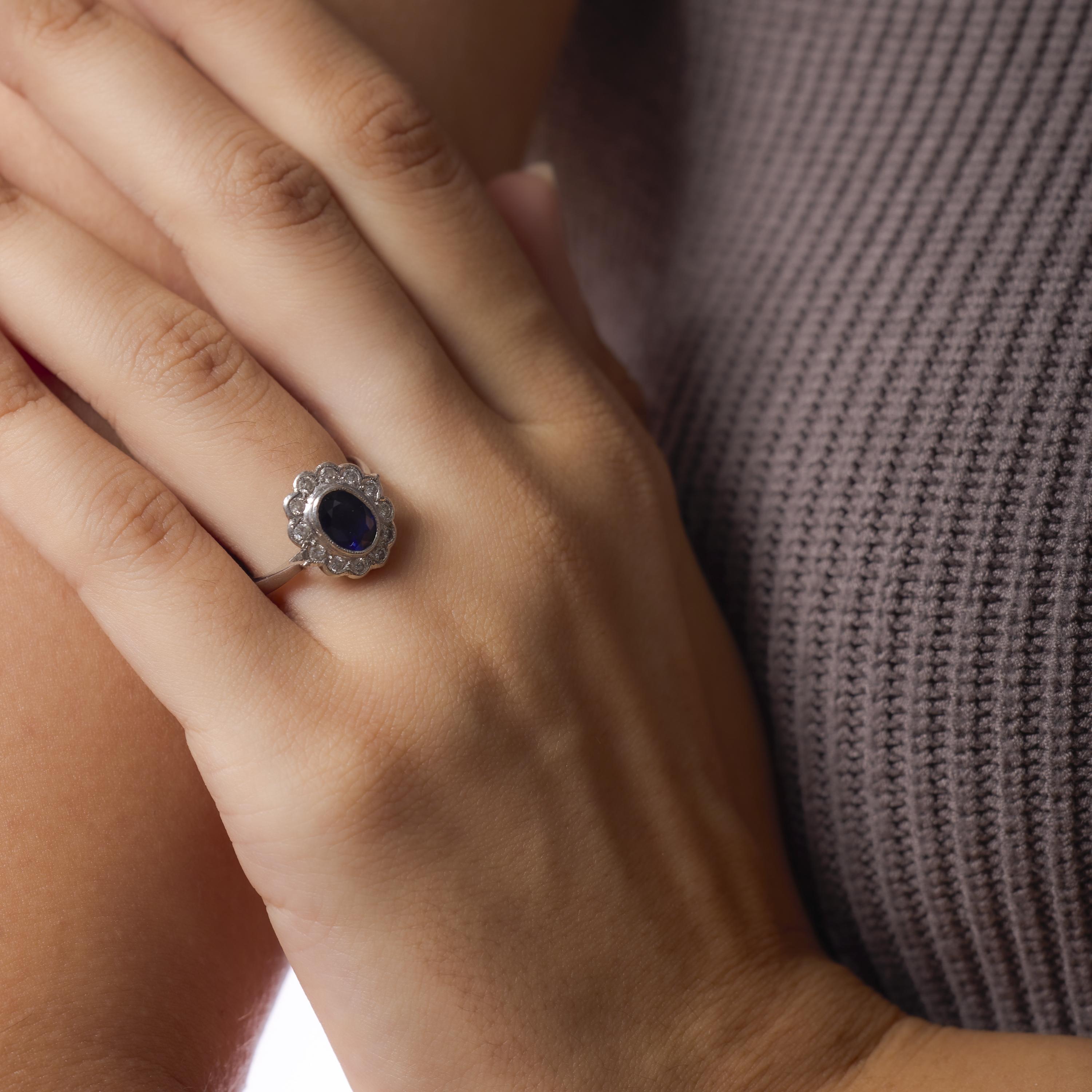 Mid Century sapphire diamond 18k white gold cluster ring Corte oval en venta
