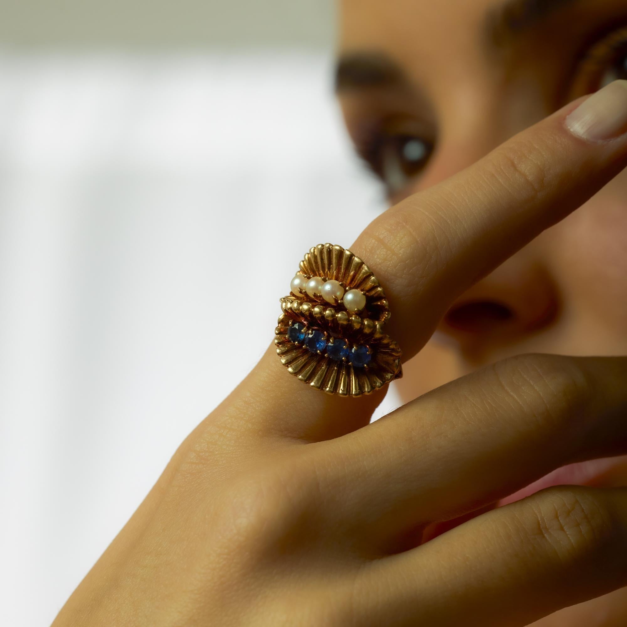 Anillo de cóctel de oro amarillo de 14k con zafiro y perla de mediados de siglo Corte brillante en venta