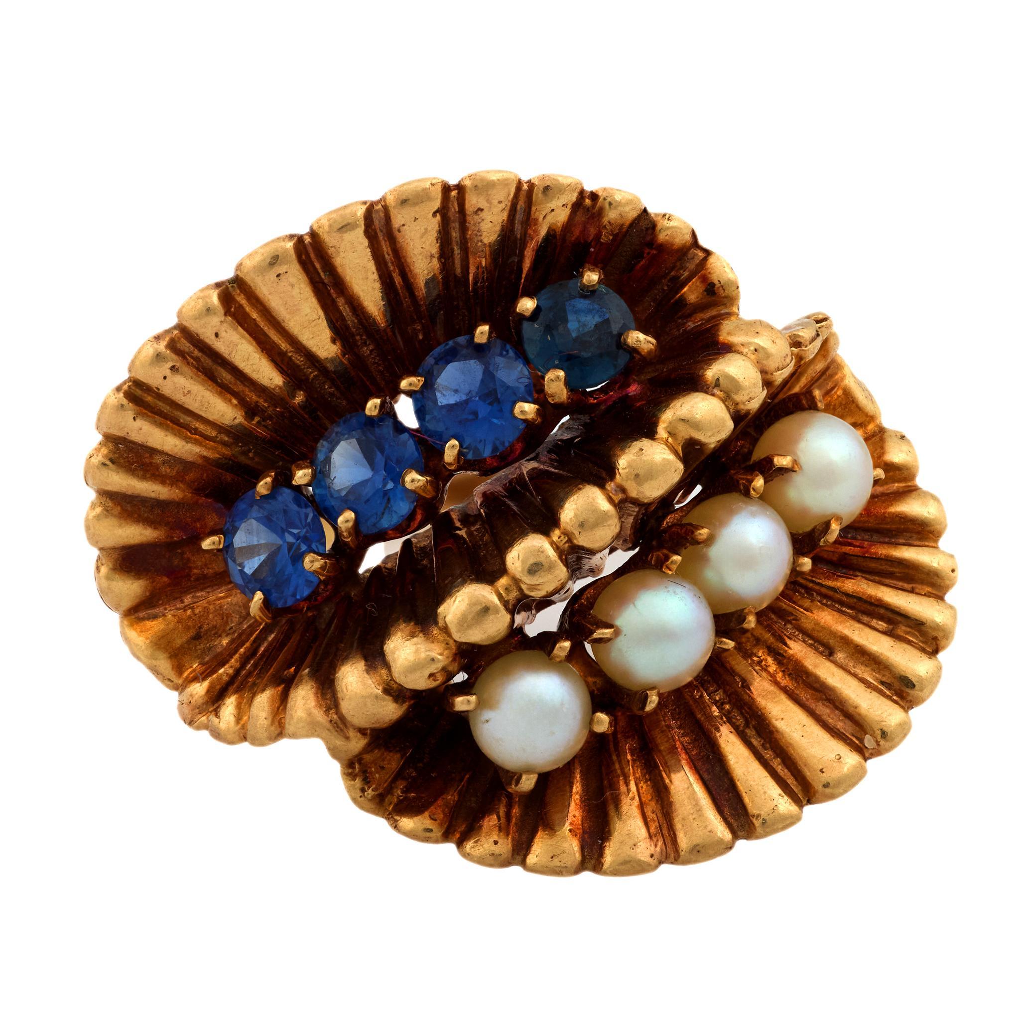 Anillo de cóctel de oro amarillo de 14k con zafiro y perla de mediados de siglo en Bueno estado para la venta en Beverly Hills, CA