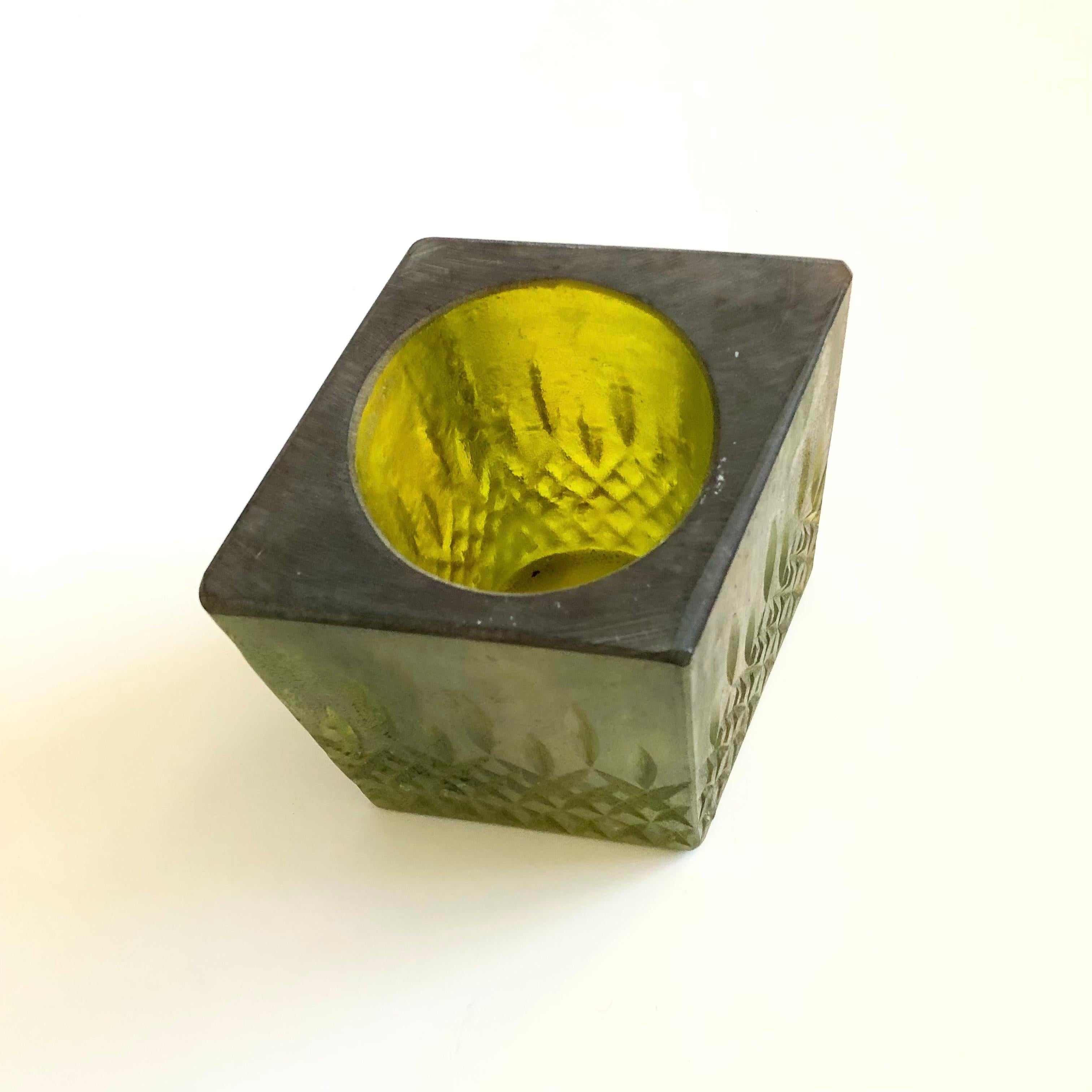 Un recipiente di metà secolo da utilizzare come portacandele o vaso. Realizzato da Sascha Brastoff in resina strutturata giallo scuro. Firmato sulla base.

