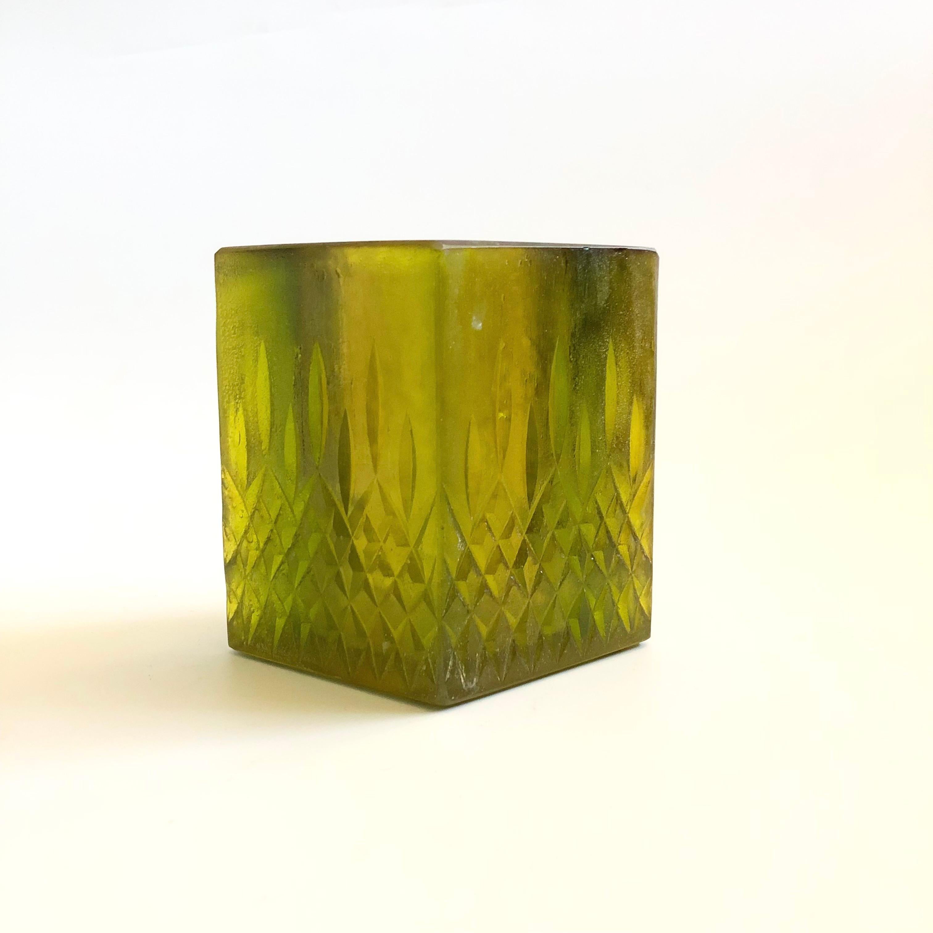 Mid-Century moderno Portacandele o vaso in resina giallo di Sascha Brastoff, metà del secolo scorso in vendita