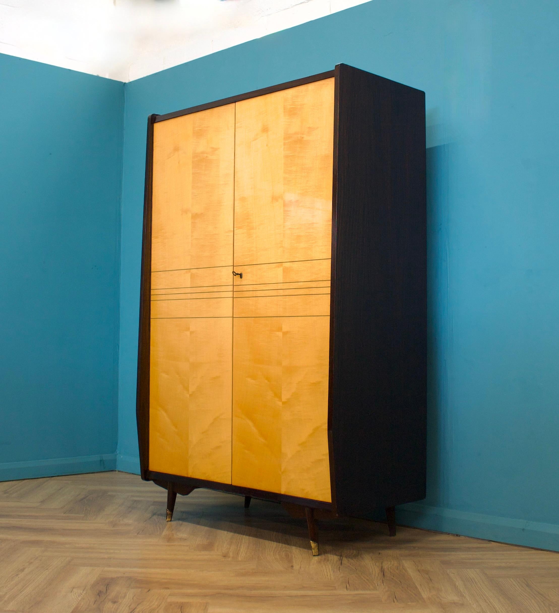 Européen Armoire en bouleau et noyer satiné du milieu du si�ècle de Times Furnishings, années 1960
