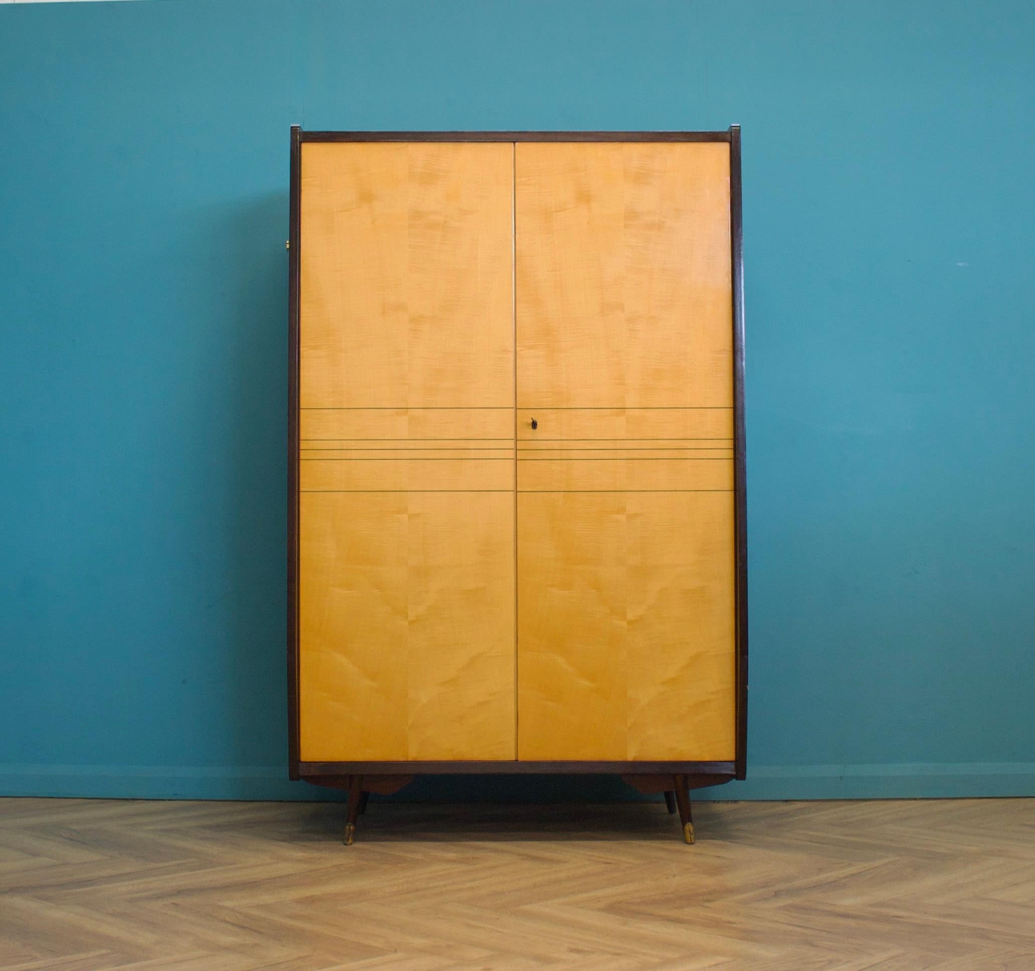 Placage Armoire en bouleau et noyer satiné du milieu du siècle de Times Furnishings, années 1960