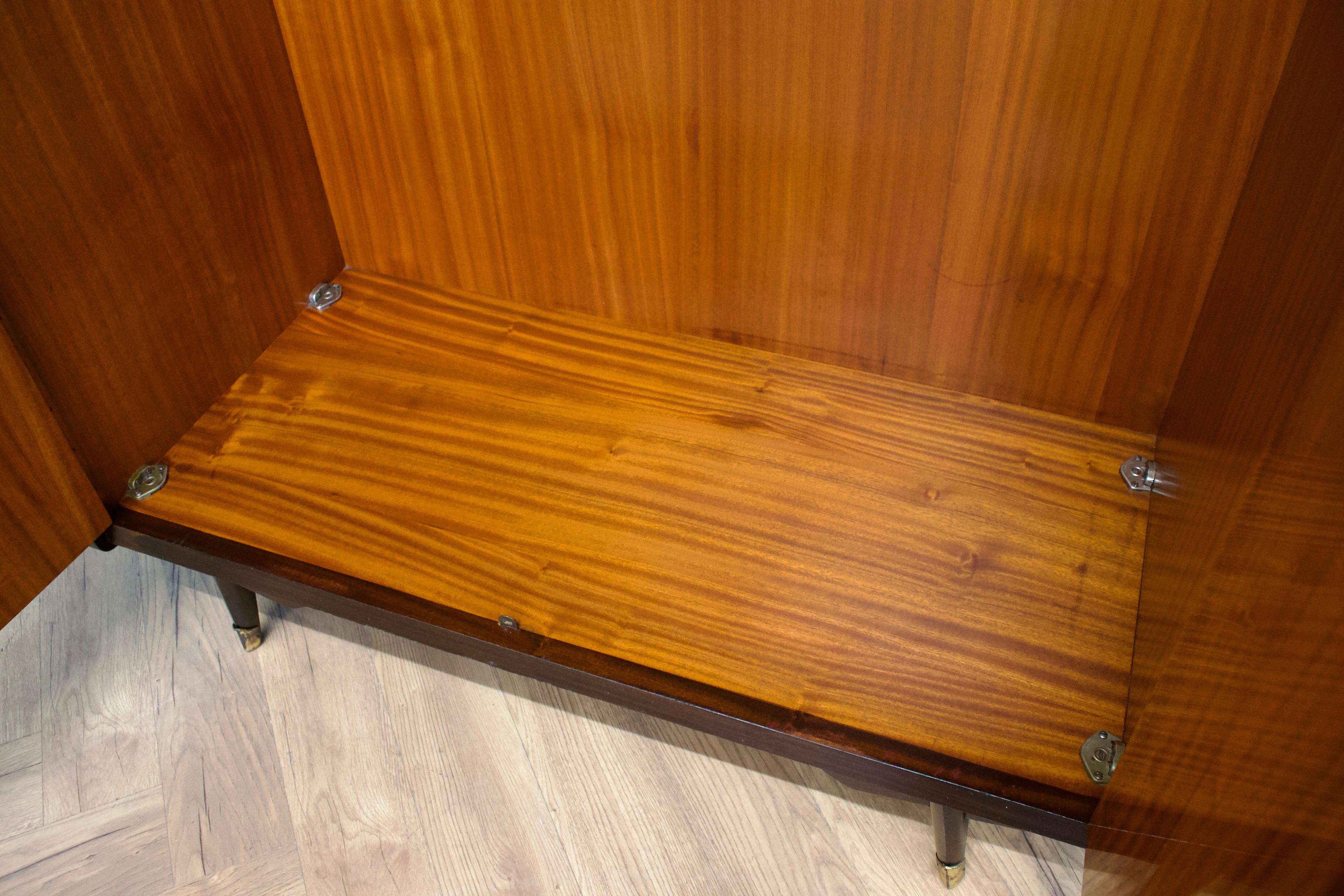 20ième siècle Armoire en bouleau et noyer satiné du milieu du siècle de Times Furnishings, années 1960
