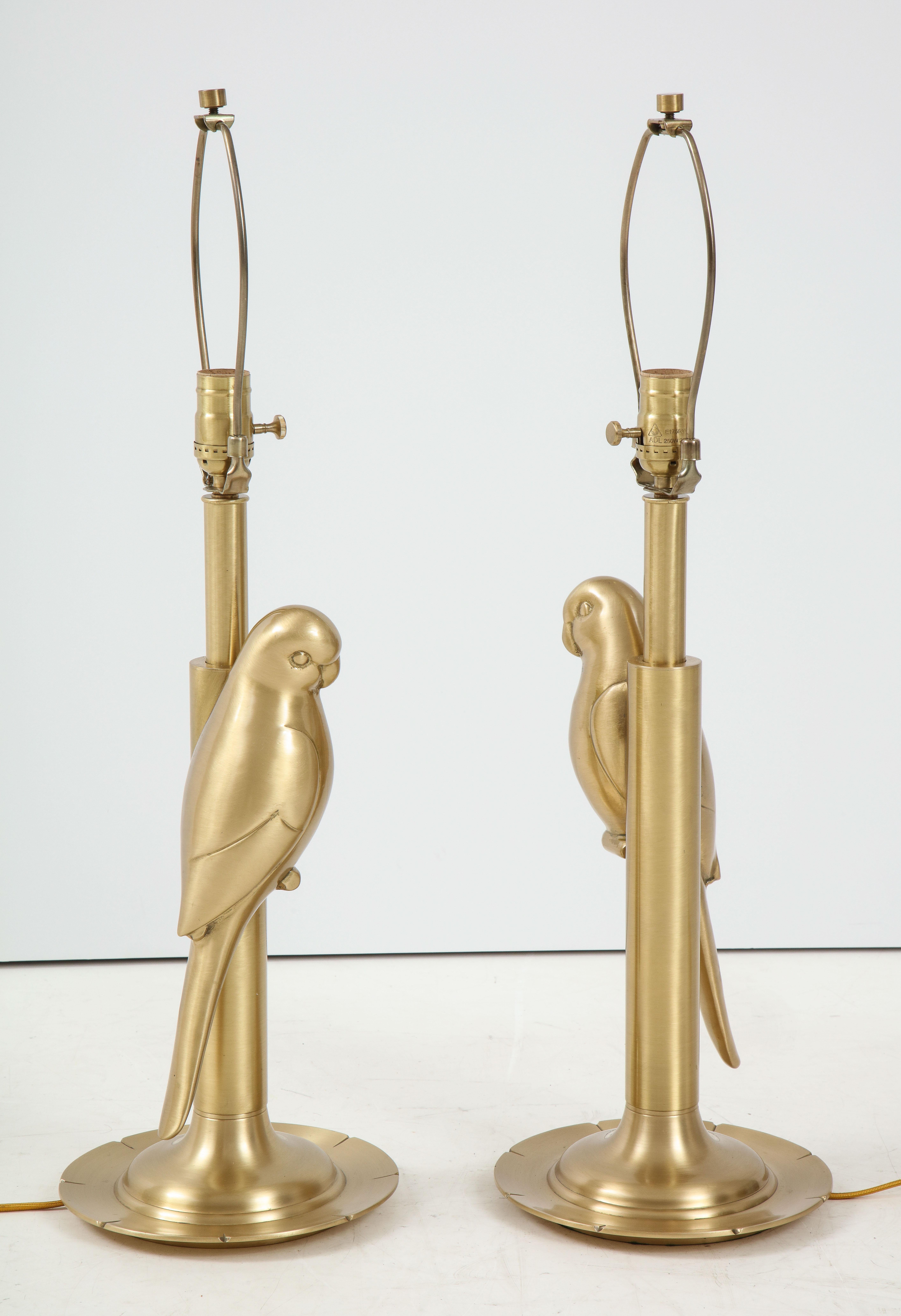 Hollywood Regency Lampes perroquet en laiton satiné du milieu du siècle dernier en vente