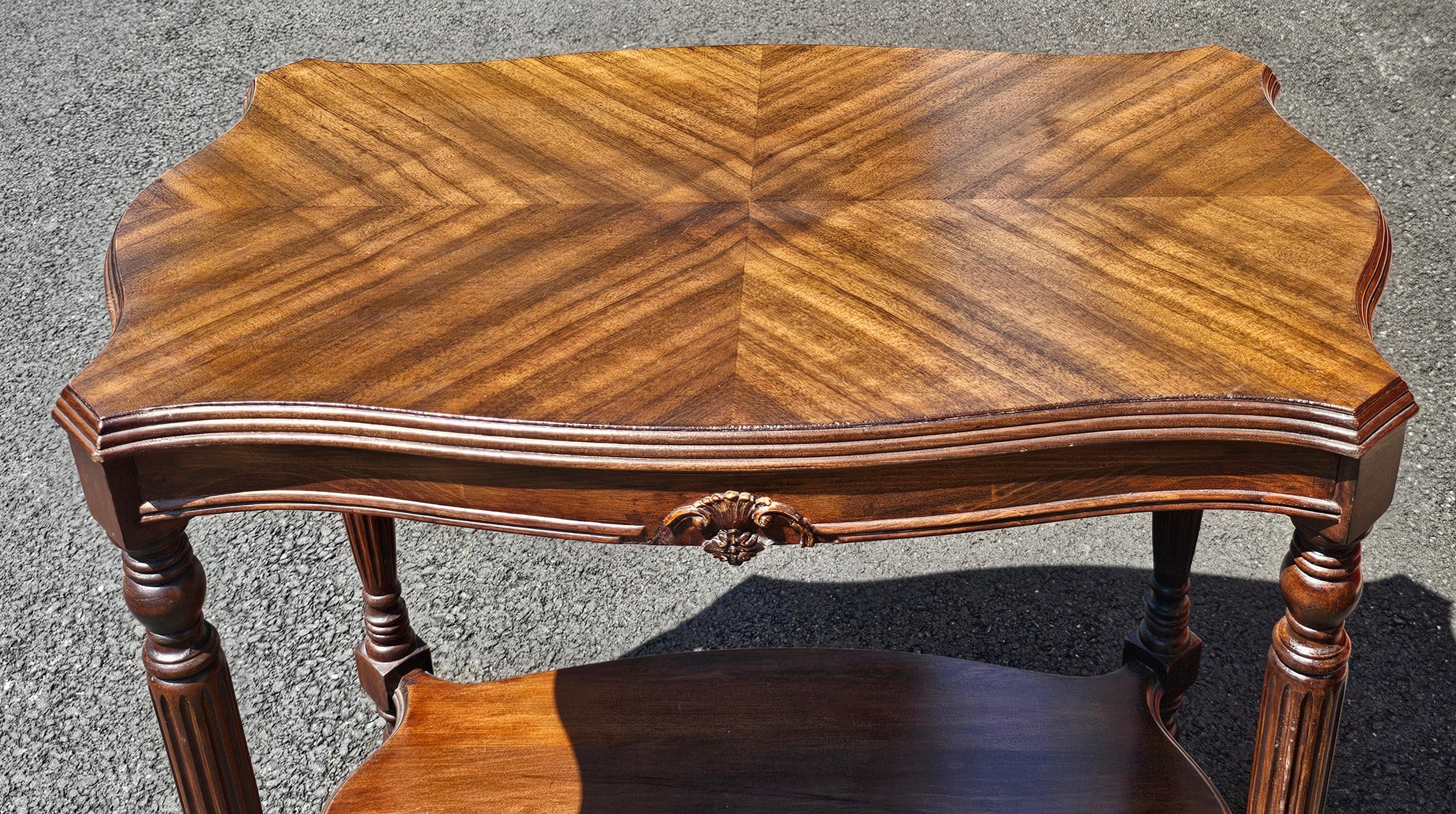 Table d'appoint du milieu du siècle en acajou satiné à plateau en damier
Mesure 29,5
