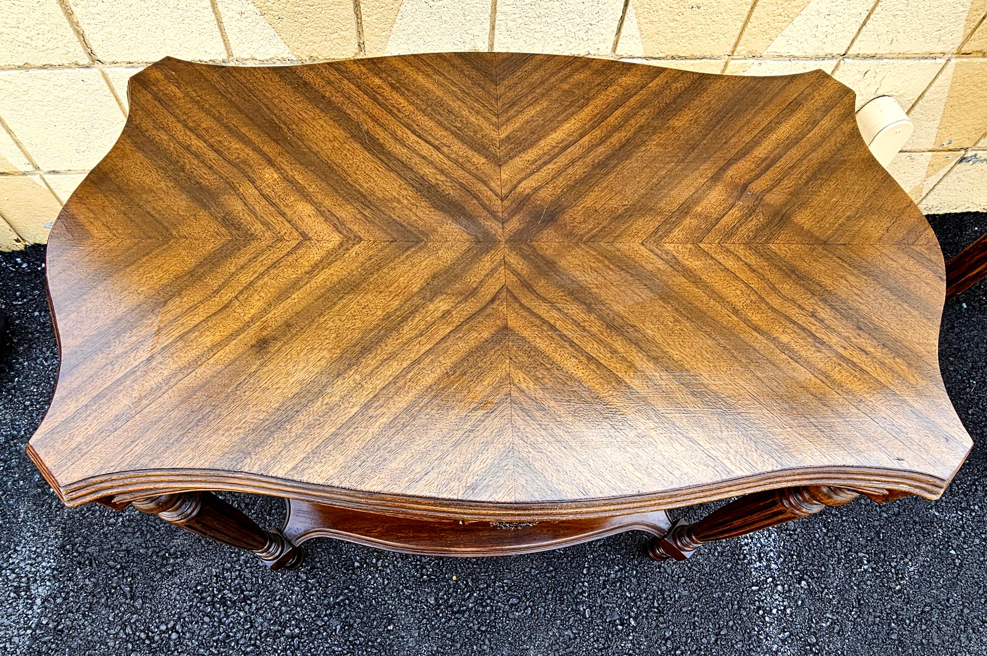 Classique américain Table d'appoint à plateaux en acajou satiné du milieu du siècle en vente