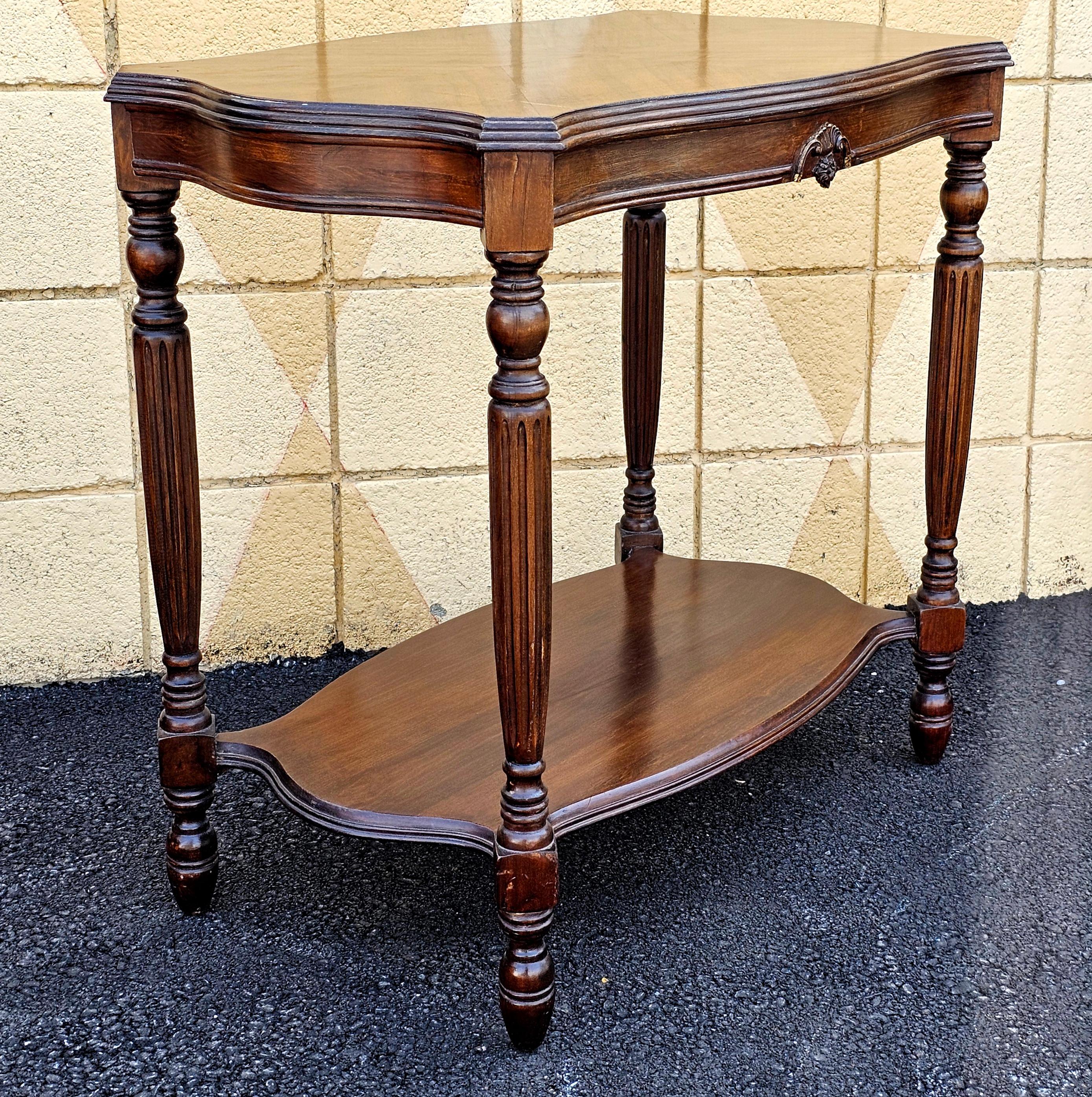 Table d'appoint à plateaux en acajou satiné du milieu du siècle Bon état - En vente à Germantown, MD