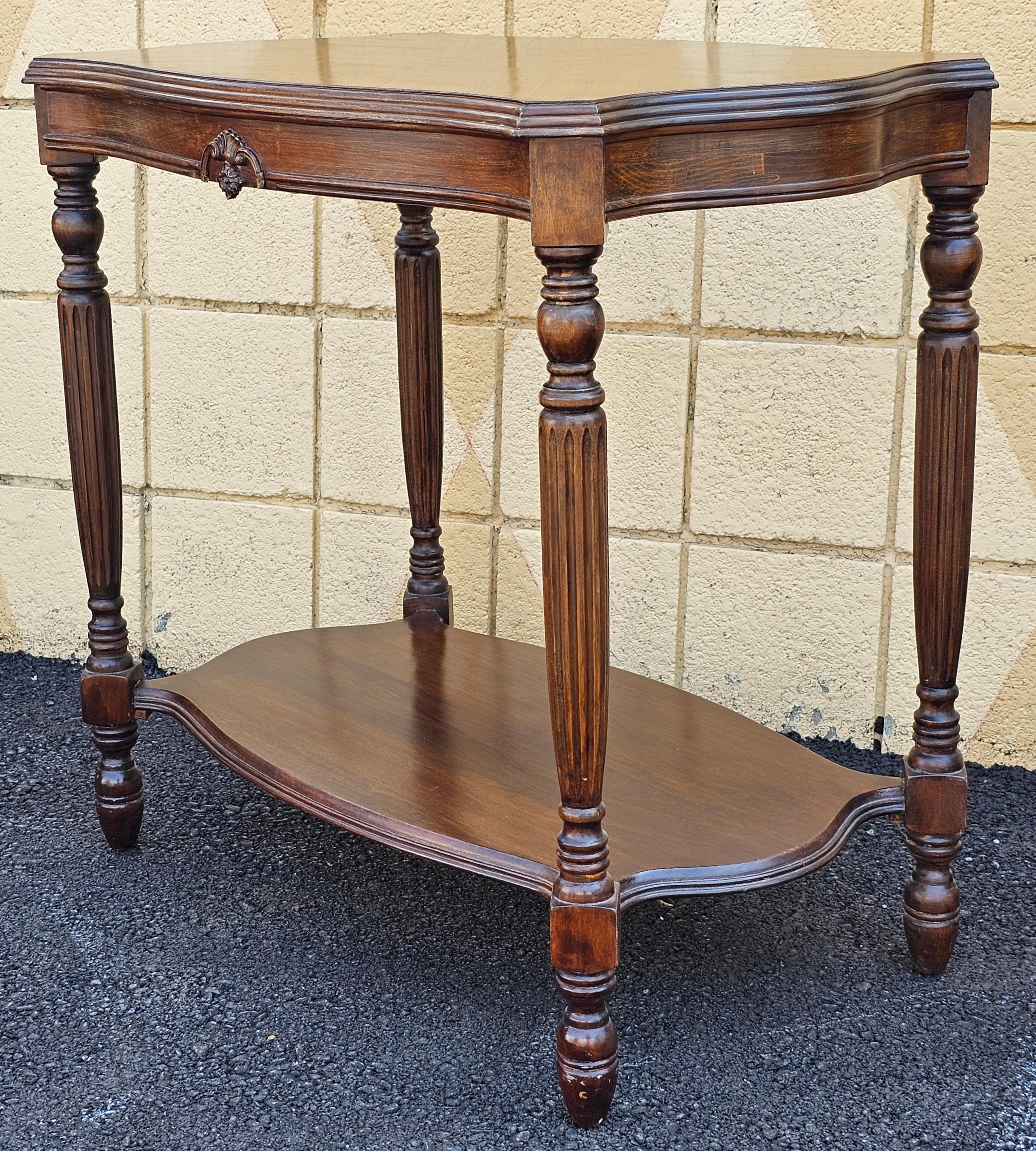 20ième siècle Table d'appoint à plateaux en acajou satiné du milieu du siècle en vente