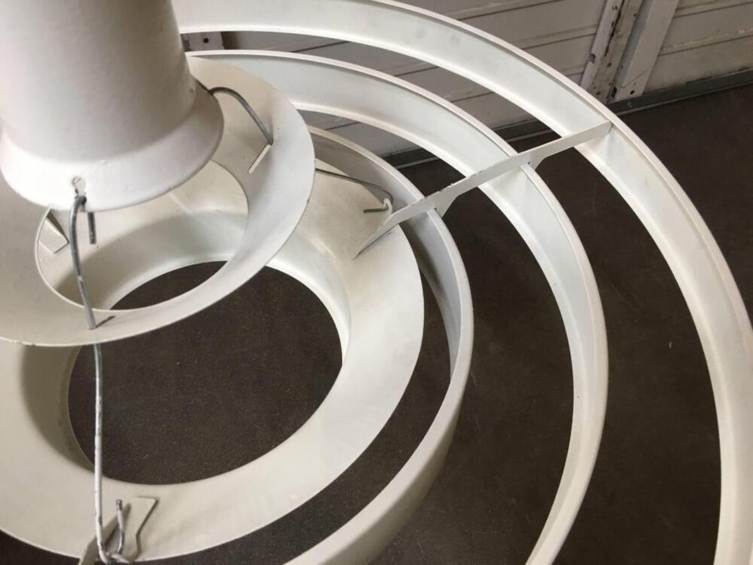 Plafonnier « Saturn » en acier du milieu du siècle dernier de 20 pouces par Kurt Versen Excellent état - En vente à Van Nuys, CA