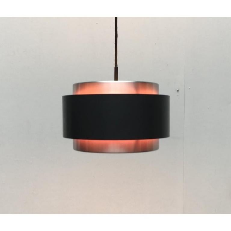 Il Saturn è un classico del produttore danese Fog & Mørup, nato da un progetto di Jo Hammerborg degli anni Cinquanta. Si tratta di un design minimalista molto semplice e simmetrico, curato nei minimi dettagli. Particolarmente suggestivo è il