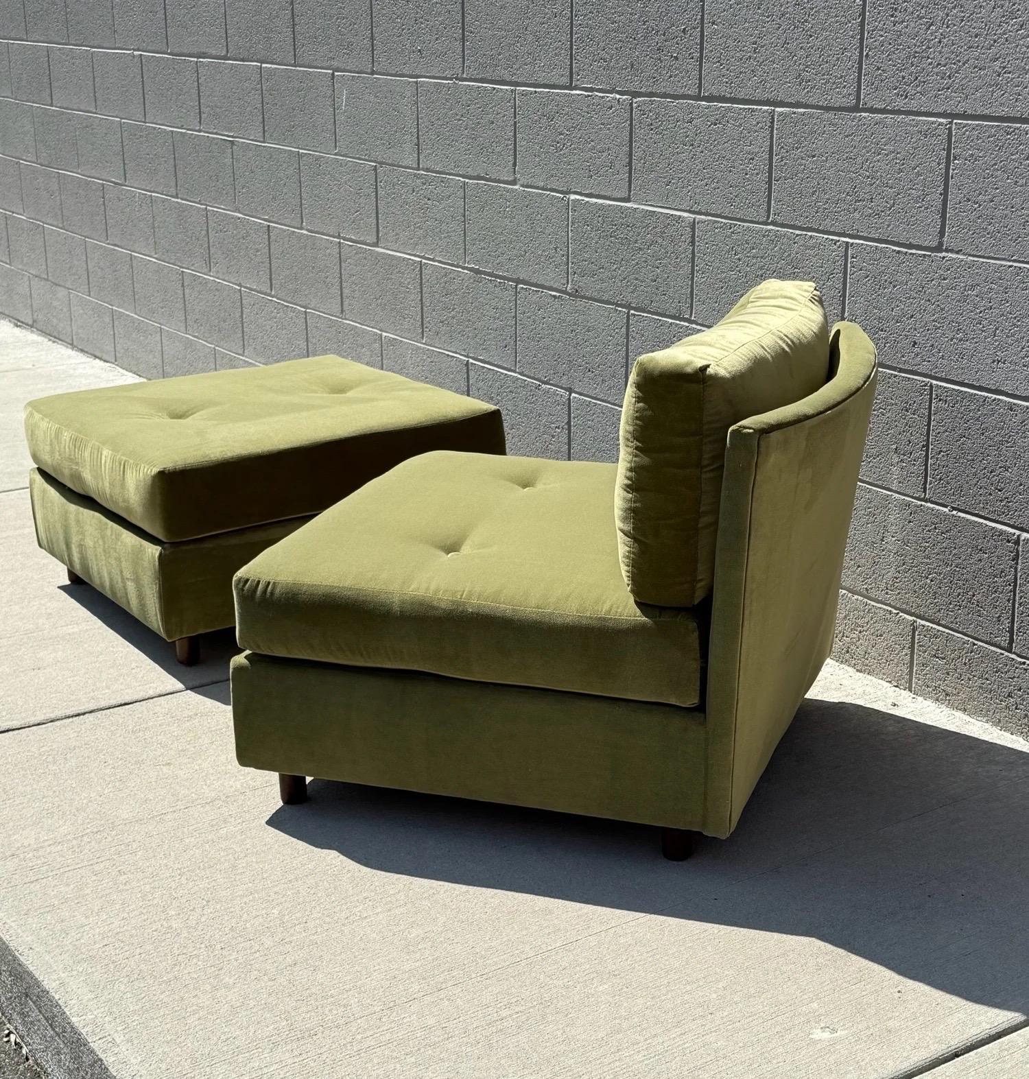 Chaise longue à dossier festonné et ottoman du milieu du siècle. Conçu par Milo Baughman pour Thayer CIRCA, vers les années 1970. Cette pièce est une section modulaire d'un canapé plus grand, mais pourrait être utilisée seule. Nous avons retapissé