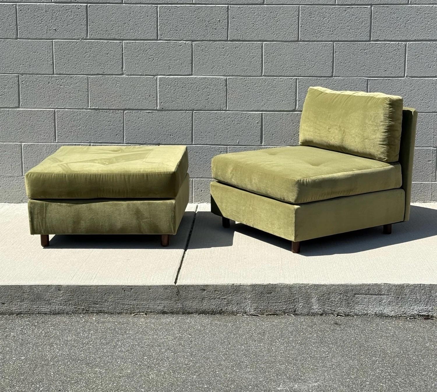 Mid-Century Modern Chaise longue et ottoman à dossier festonné du milieu du siècle par Milo Baughman en vente
