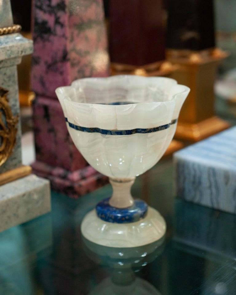 Un superbe bol festonné en onyx blanc et lapis-lazuli datant du milieu du siècle, avec une base à piédestal. Finement sculptée avec une forme délicate et festonnée, dans une qualité de pierre exceptionnelle.