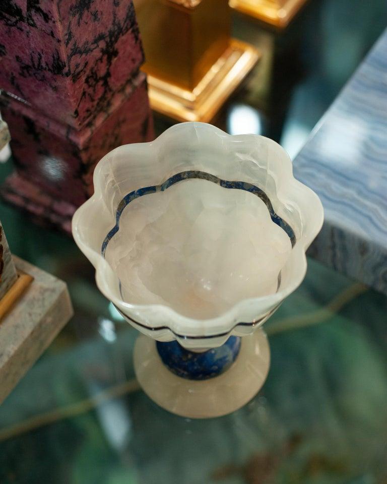 Brésilien Coupe festonnée en onyx blanc et lapis du milieu du siècle avec base sur pied en vente