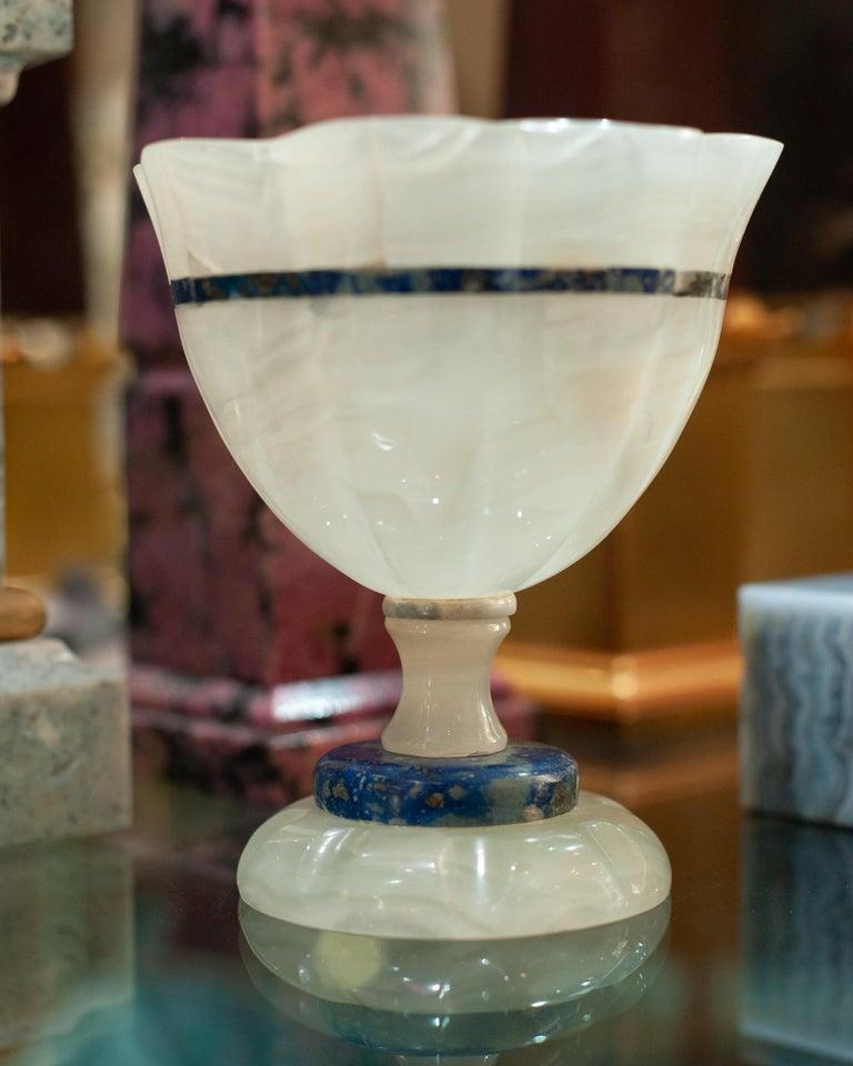 Coupe festonnée en onyx blanc et lapis du milieu du siècle avec base sur pied Bon état - En vente à Toronto, ON
