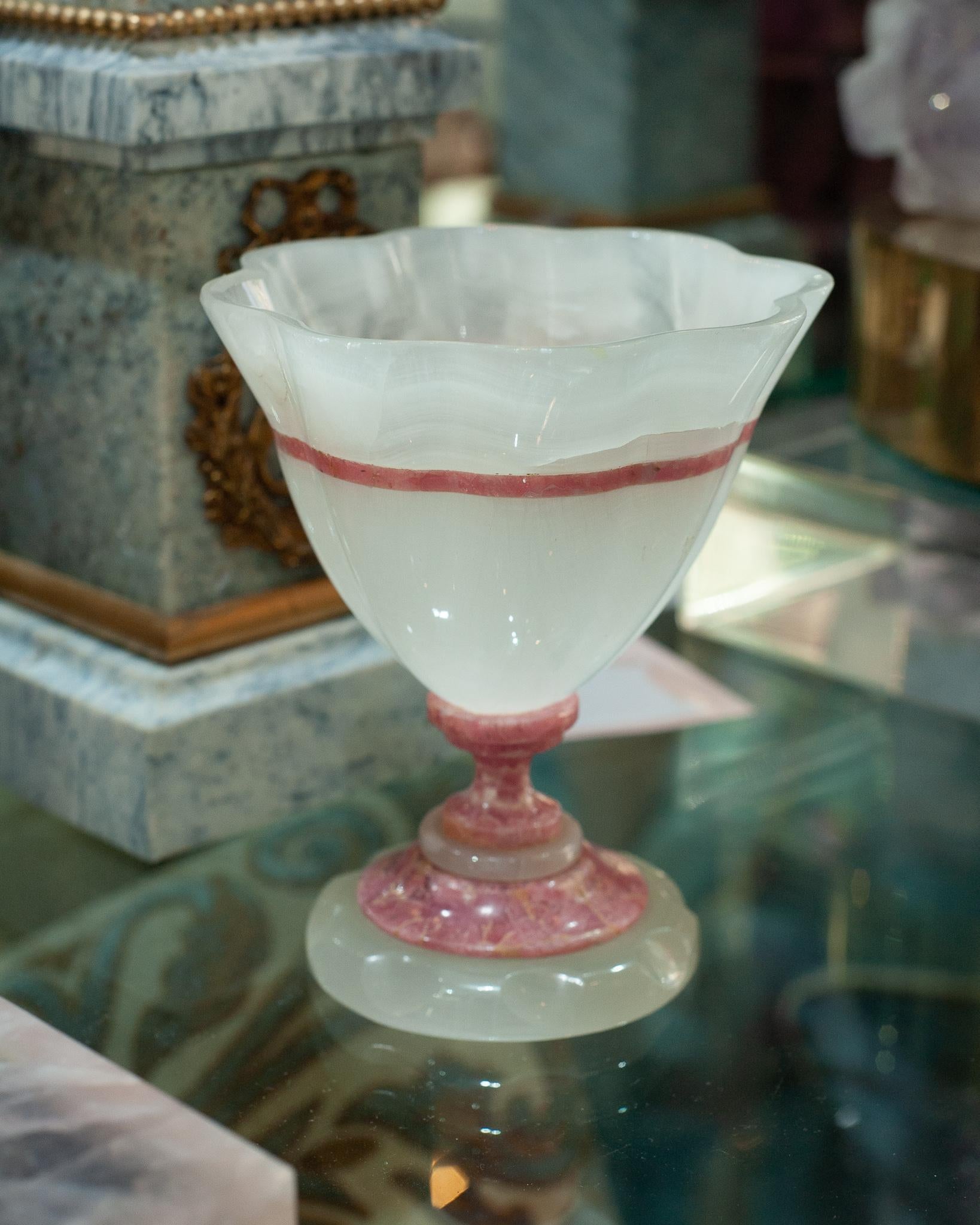 Mid Century Scalloped White Onyx and Rhodonite Bowl with Footed Base In Good Condition For Sale In Toronto, ON