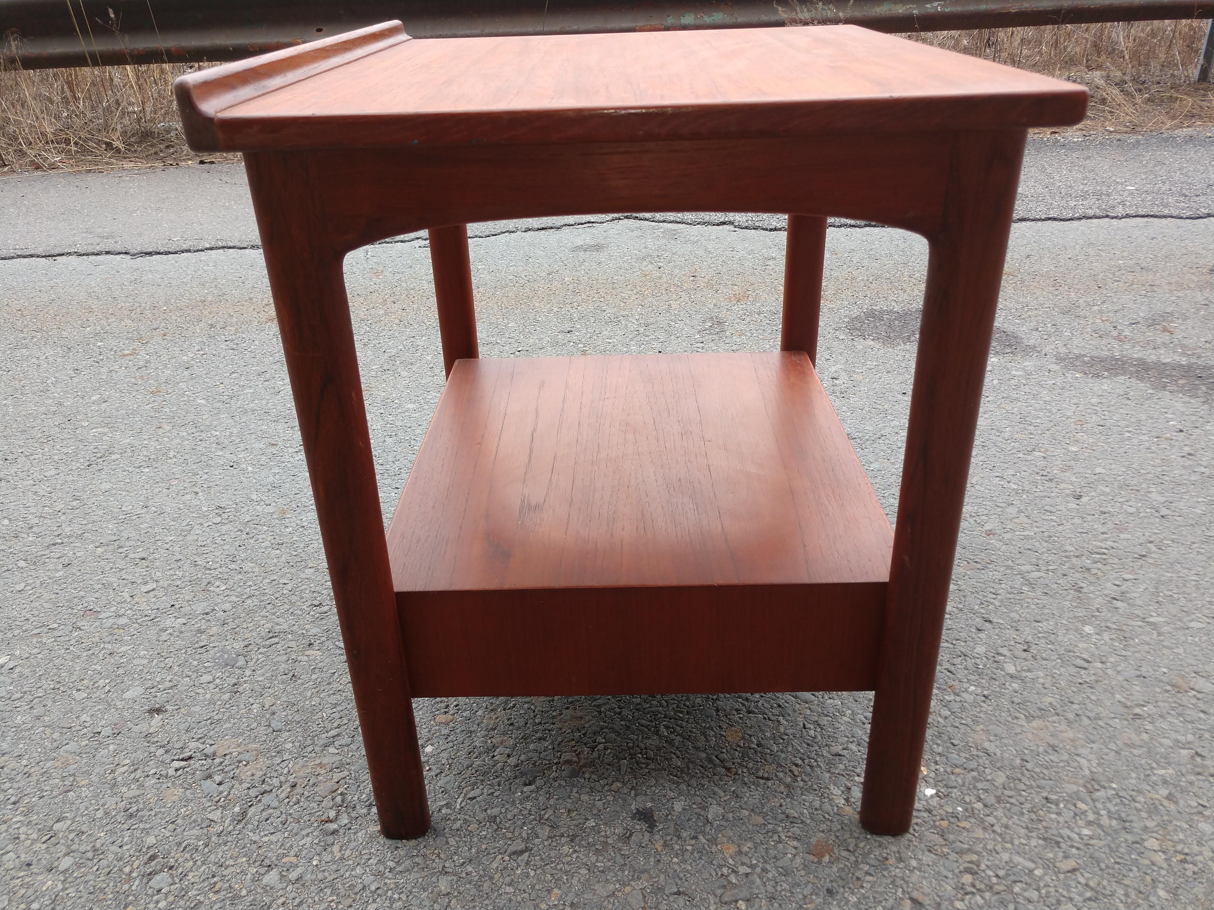Mid Century Scandanavian Modern Teak End Table In Good Condition For Sale In Port Jervis, NY
