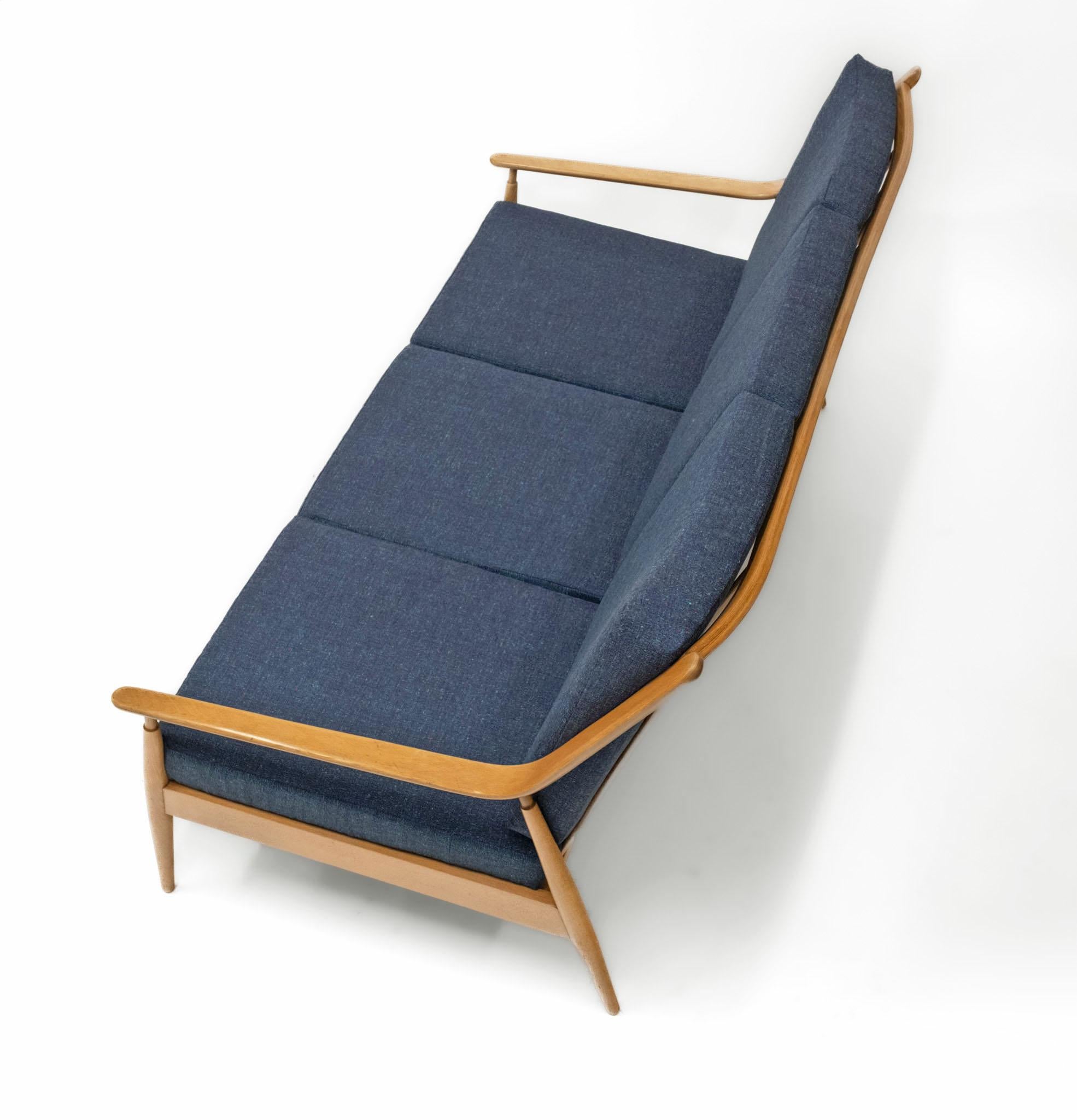 Elegante divano di metà secolo realizzato da Scandart di High Wycombe. Circa alla fine degli anni 1950/60.

Come suggerisce il nome, l'etica dell'azienda si basava sul design d'ispirazione scandinava e sull'artigianato britannico; questo divano