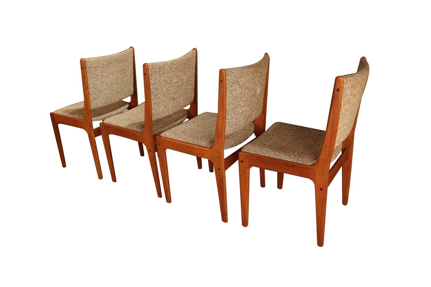 Ein Satz von vier sehr begehrten, wunderschönen, modernen Teakholz-Seiten-/Esszimmerstühlen aus den 1960er Jahren von Scandinavia Woodworks Co. aus Singapur. Ein komplettes 4er-Set, das sich durchweg im Originalzustand befindet. Der Rahmen aus