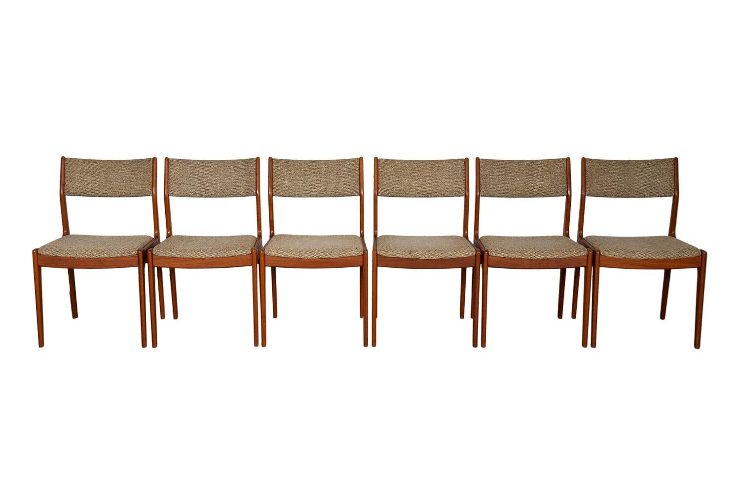 A set of six, extremely sought after, gorgeous 1960s, modern teak side/dining chairs by the Scandinavia Woodworks Co., made in Singapore. A full set of six remains in its original condition throughout. Features teak frames, with curved backrests,