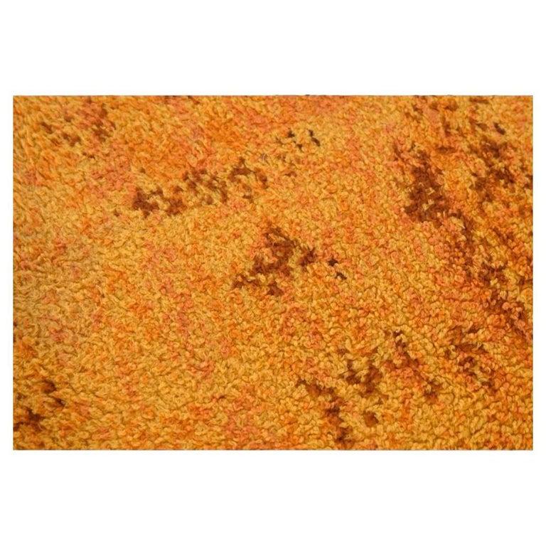 Tapis de style scandinave abstrait et coloré du milieu du siècle, de grande taille, de type shag, de la marque Ege Rya. Magnifique abstraction géométrique jaune, orange et rouge. Joli tapis en laine tissée à poils moyens. Bon état vintage. Situé à