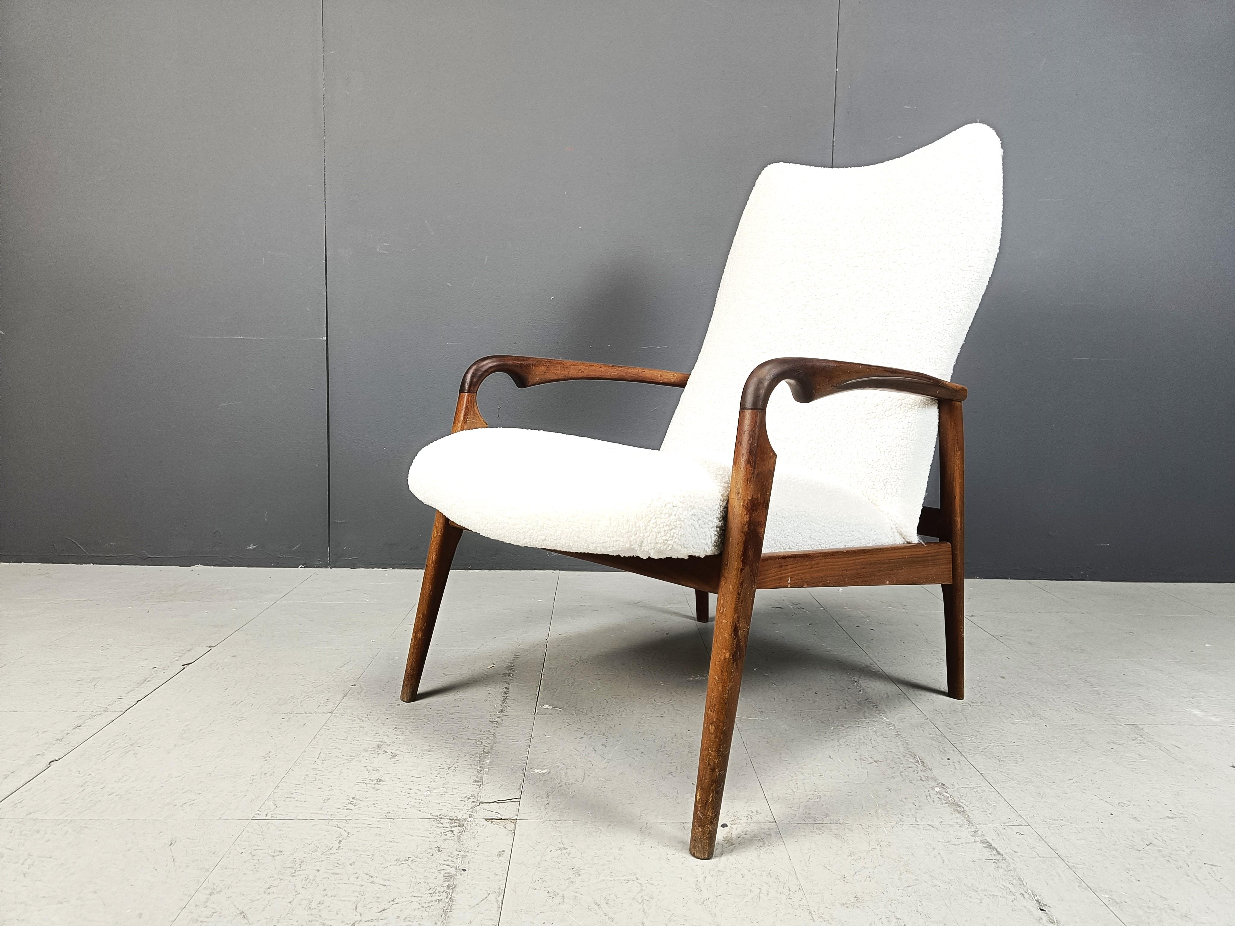 Elegant teak wooden armchair with a fresh newly upholstered boucle fabric cover.

The chair is in good condition.

Lovely and unique armrests.

1960s - Denmark

Height: 96cm
Width: 63cm
Depth: 70cm
Seat height: 41cm

Ref: 24120501

*Images are part