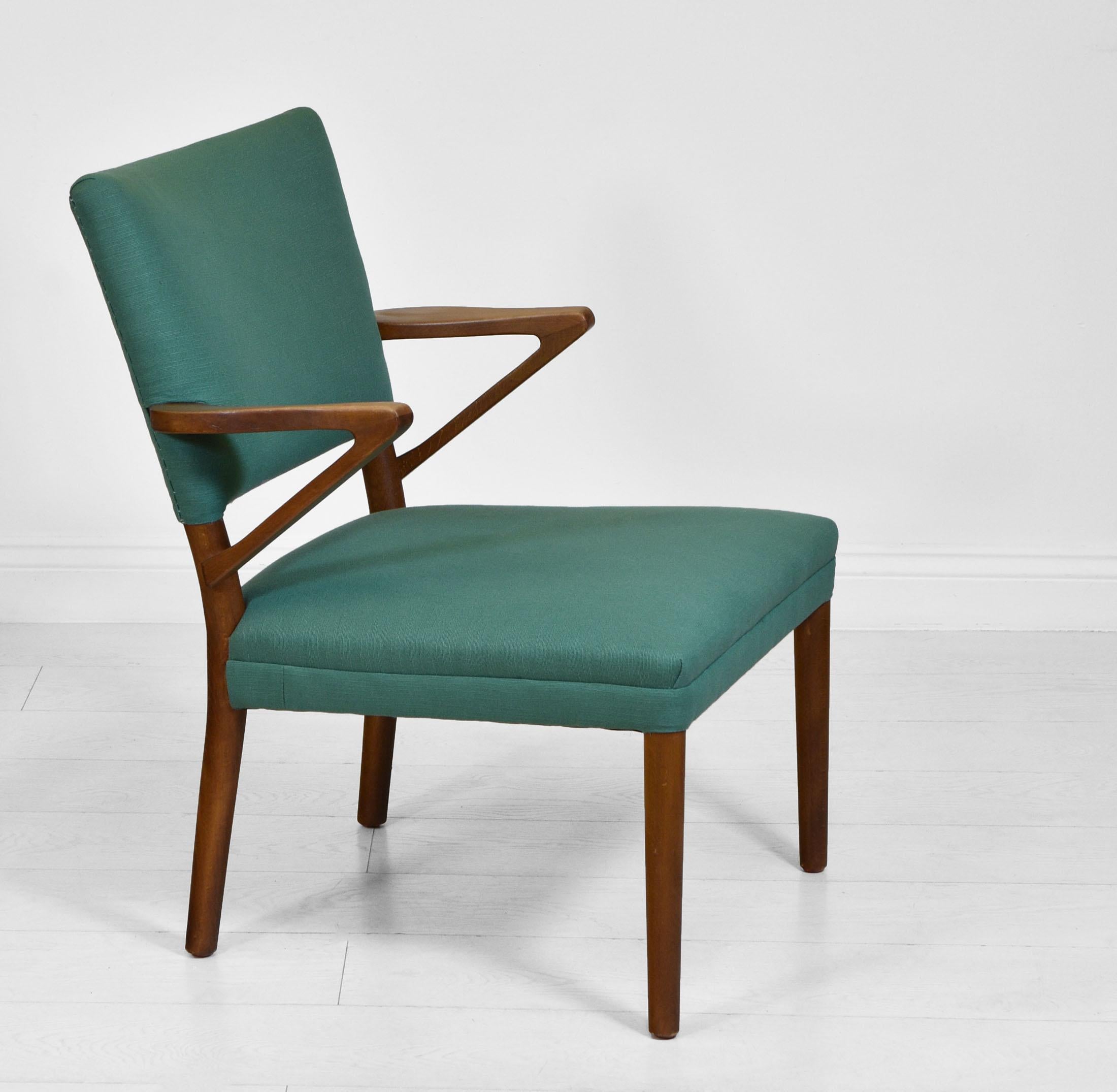 Fauteuil scandinave en bois de hêtre et turquoise, dans le style de Kurt Olsen. Vers les années 1950.

La chaise a été récemment retapissée par des professionnels et recouverte d'un tissu vert turquoise. Il est très confortable.

La structure