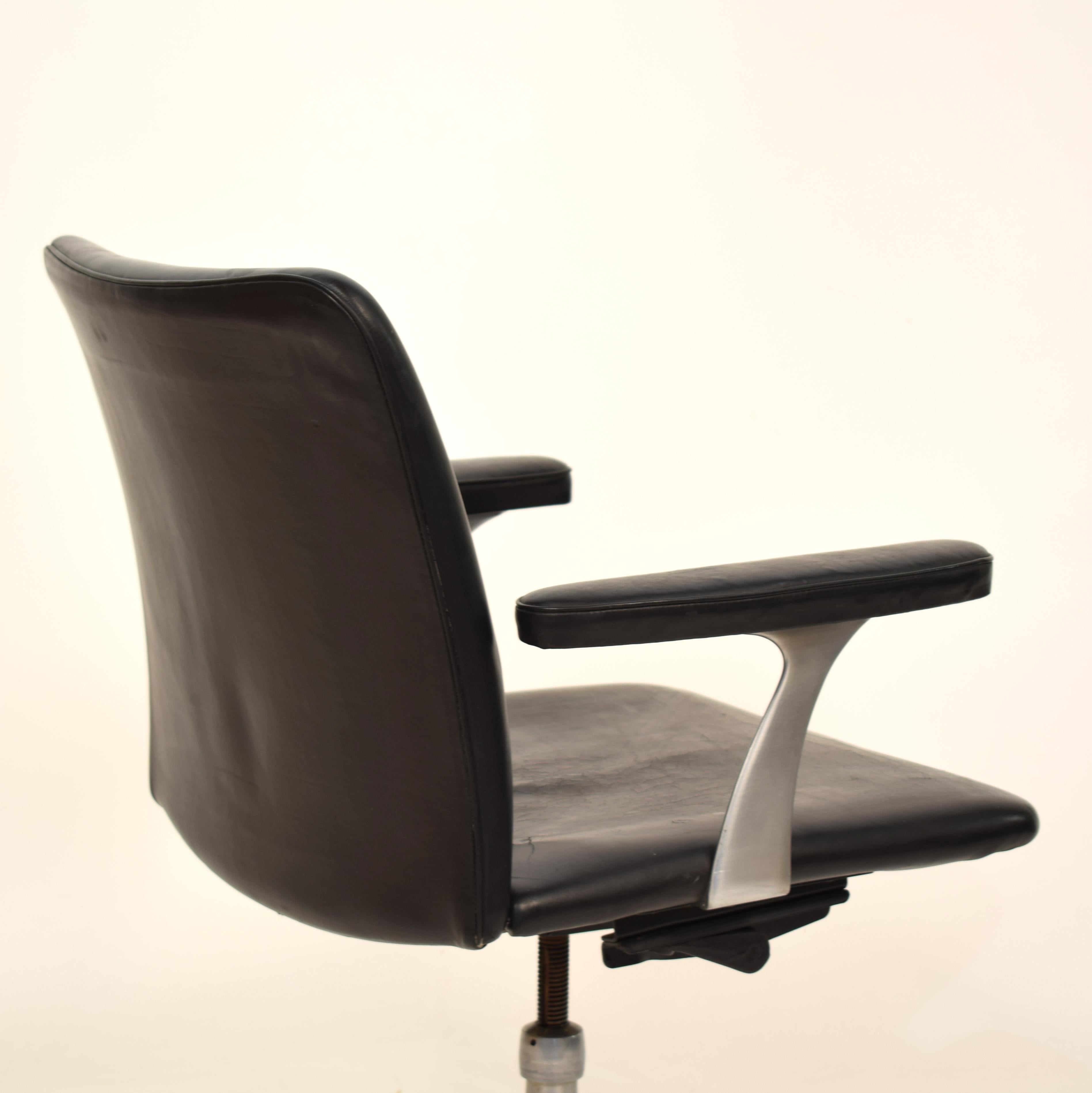 Midcentury Scandinavian Armchair in Black Leather and Aluminum, circa 1970 For Sale 4
