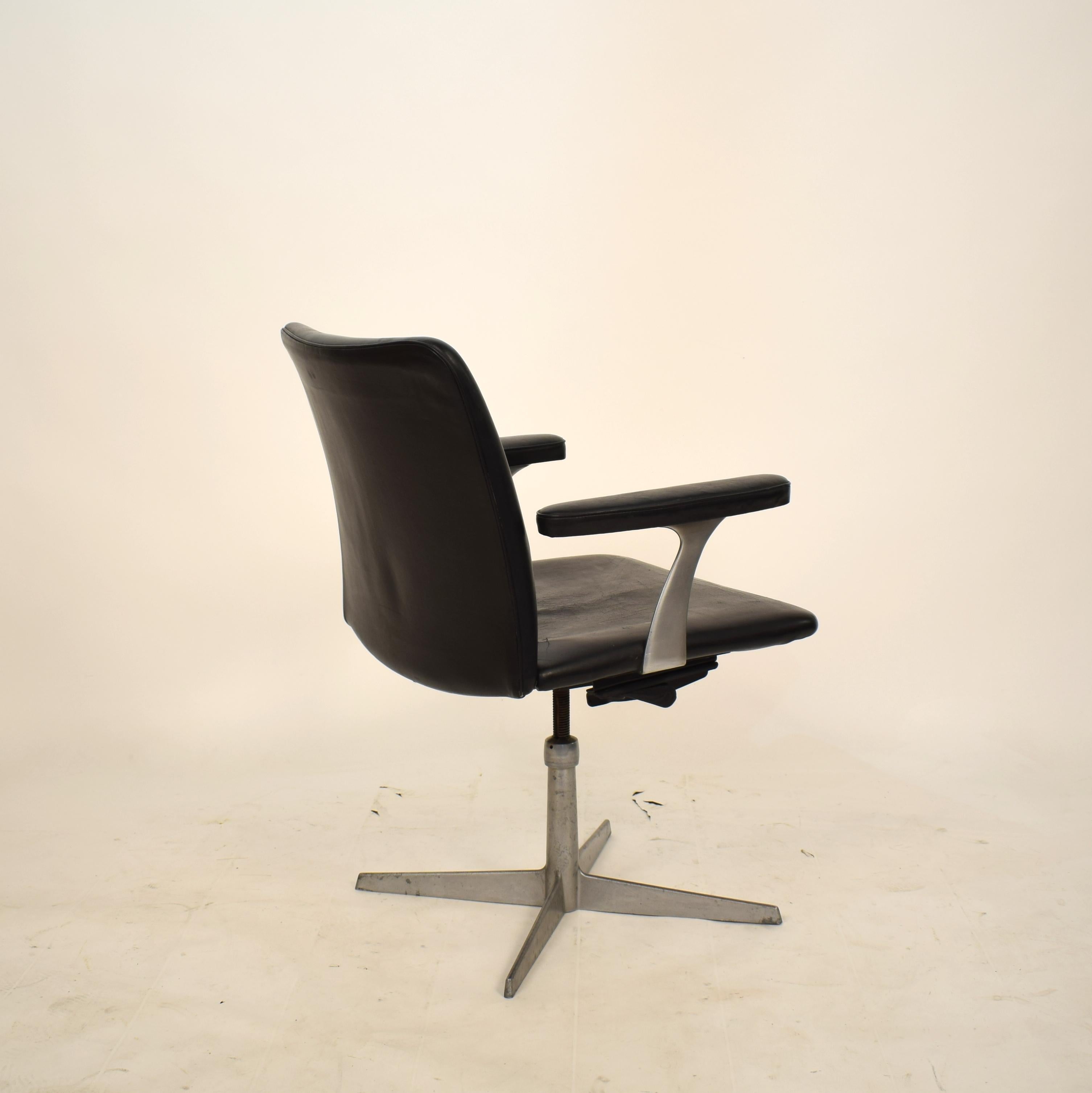 Midcentury Scandinavian Armchair in Black Leather and Aluminum, circa 1970 For Sale 5