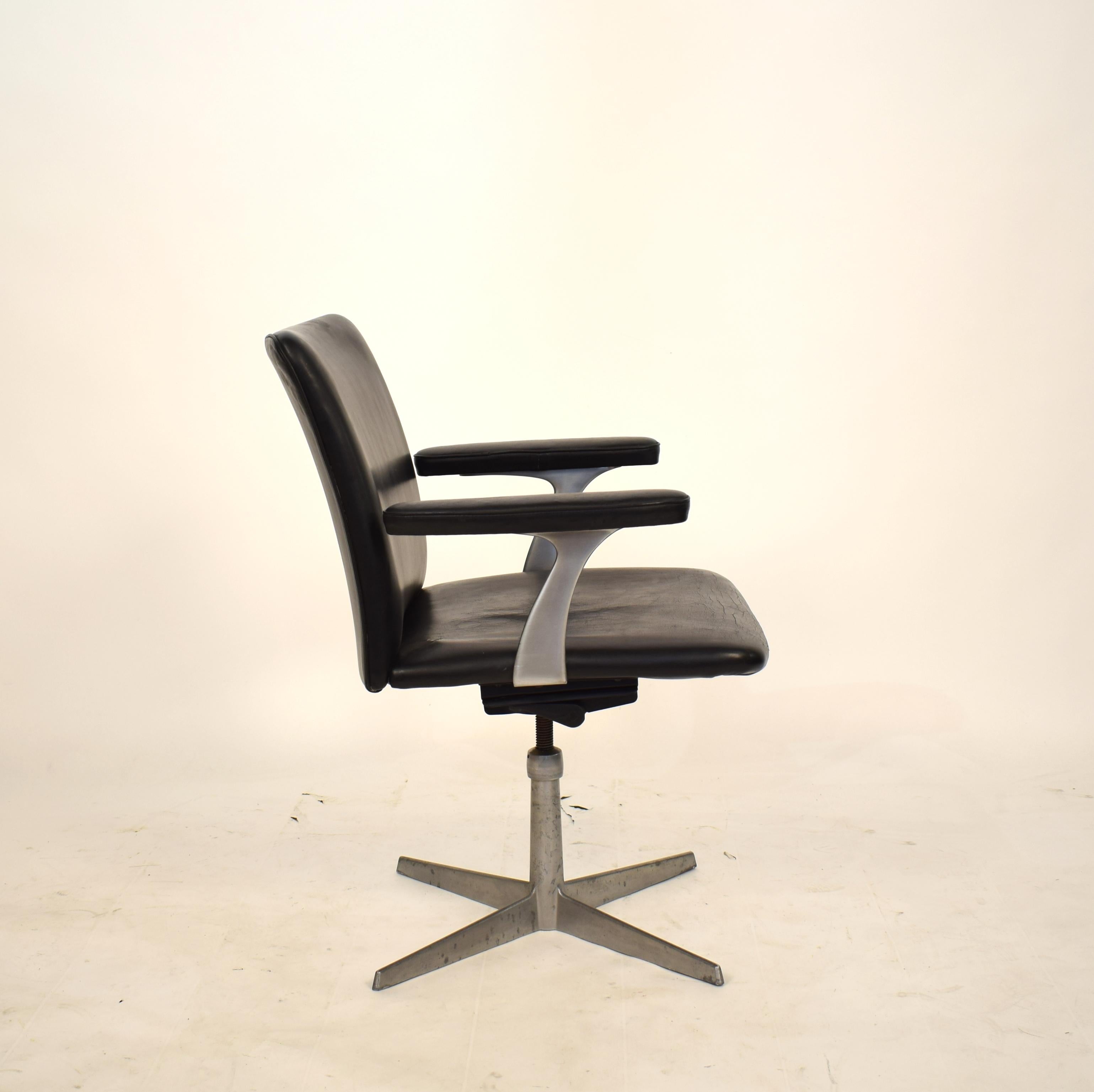 Midcentury Scandinavian Armchair in Black Leather and Aluminum, circa 1970 For Sale 6
