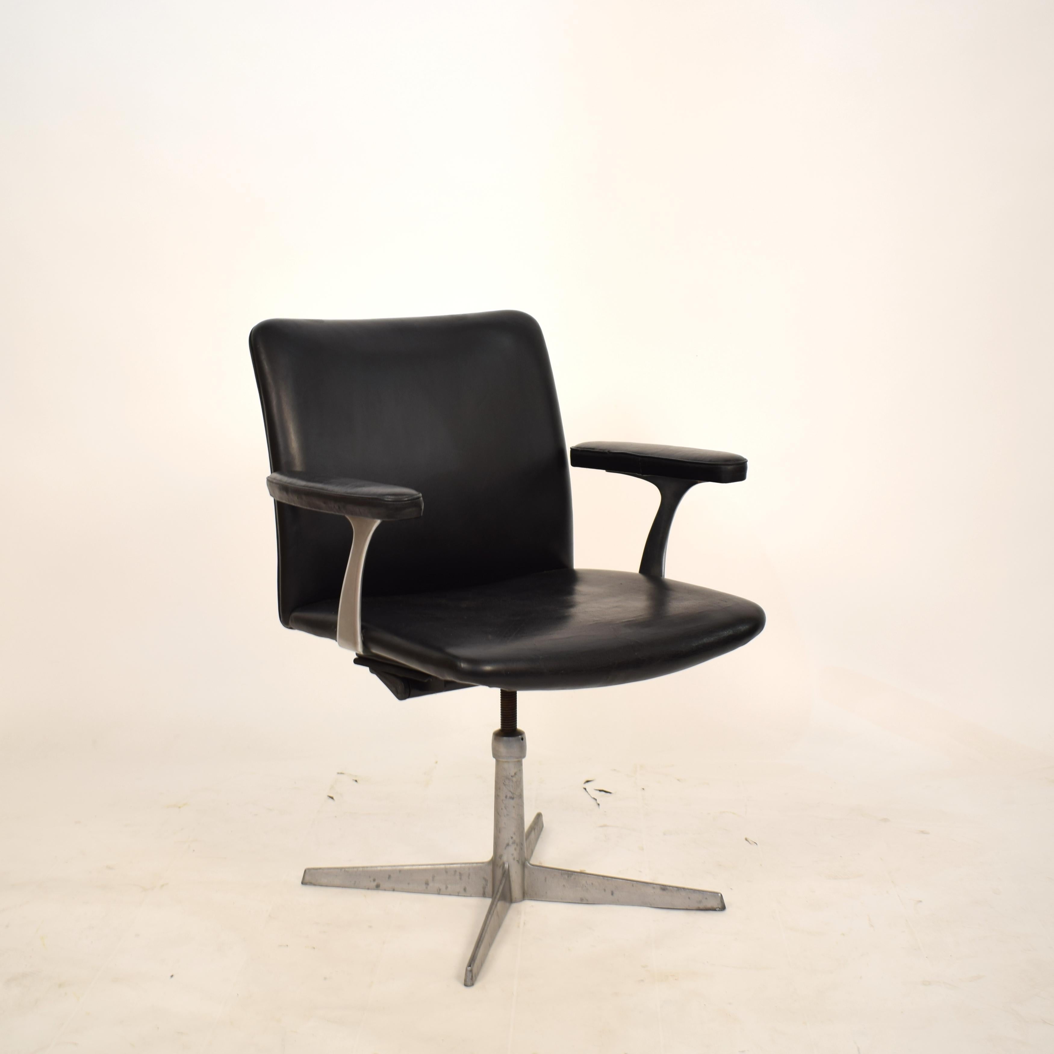 Midcentury Scandinavian Armchair in Black Leather and Aluminum, circa 1970 For Sale 7