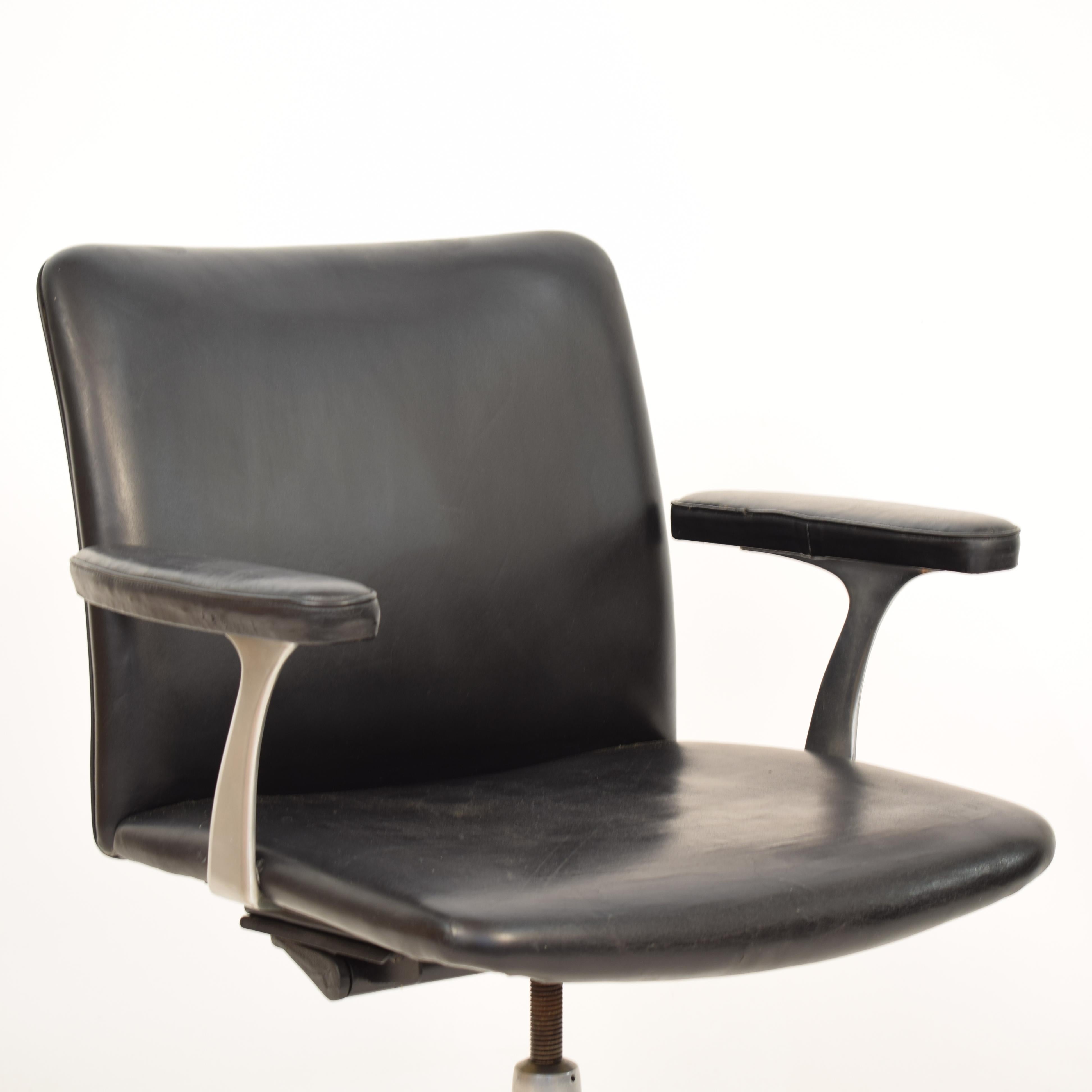 Midcentury Scandinavian Armchair in Black Leather and Aluminum, circa 1970 For Sale 8