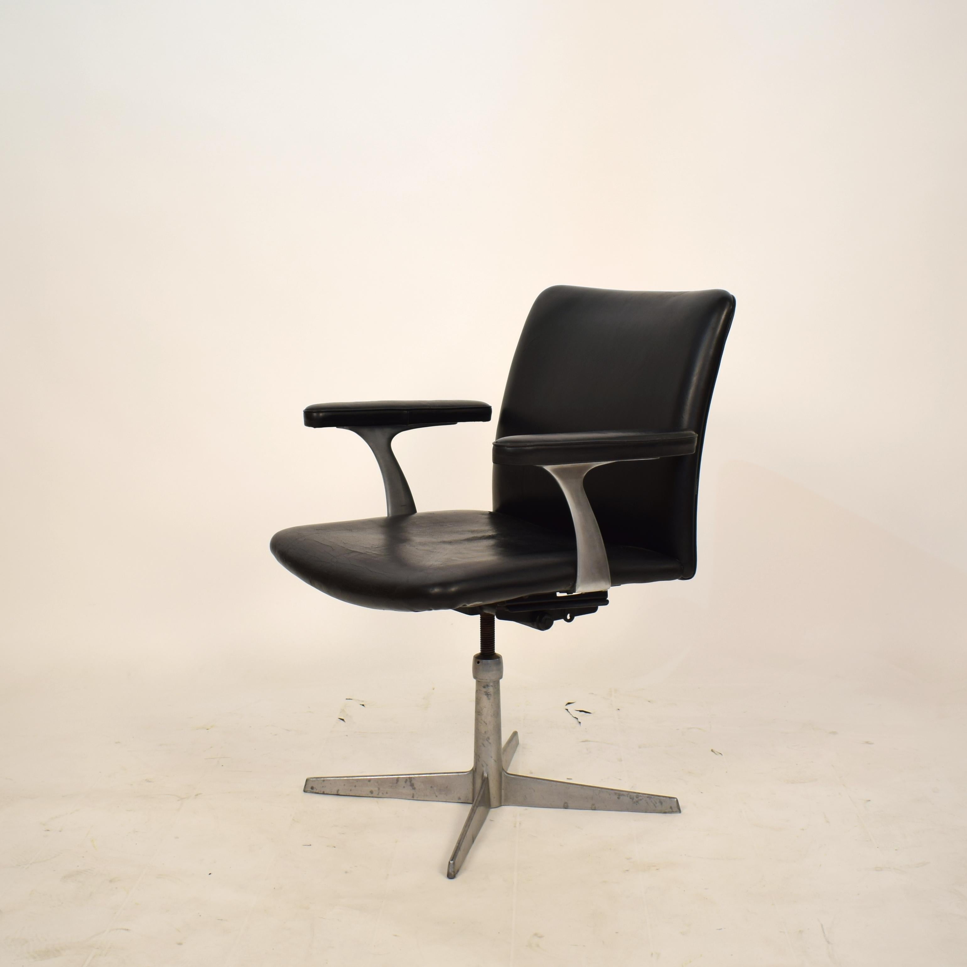 Mid-Century Modern Midcentury Scandinavian Armchair in Black Leather and Aluminum, circa 1970 For Sale