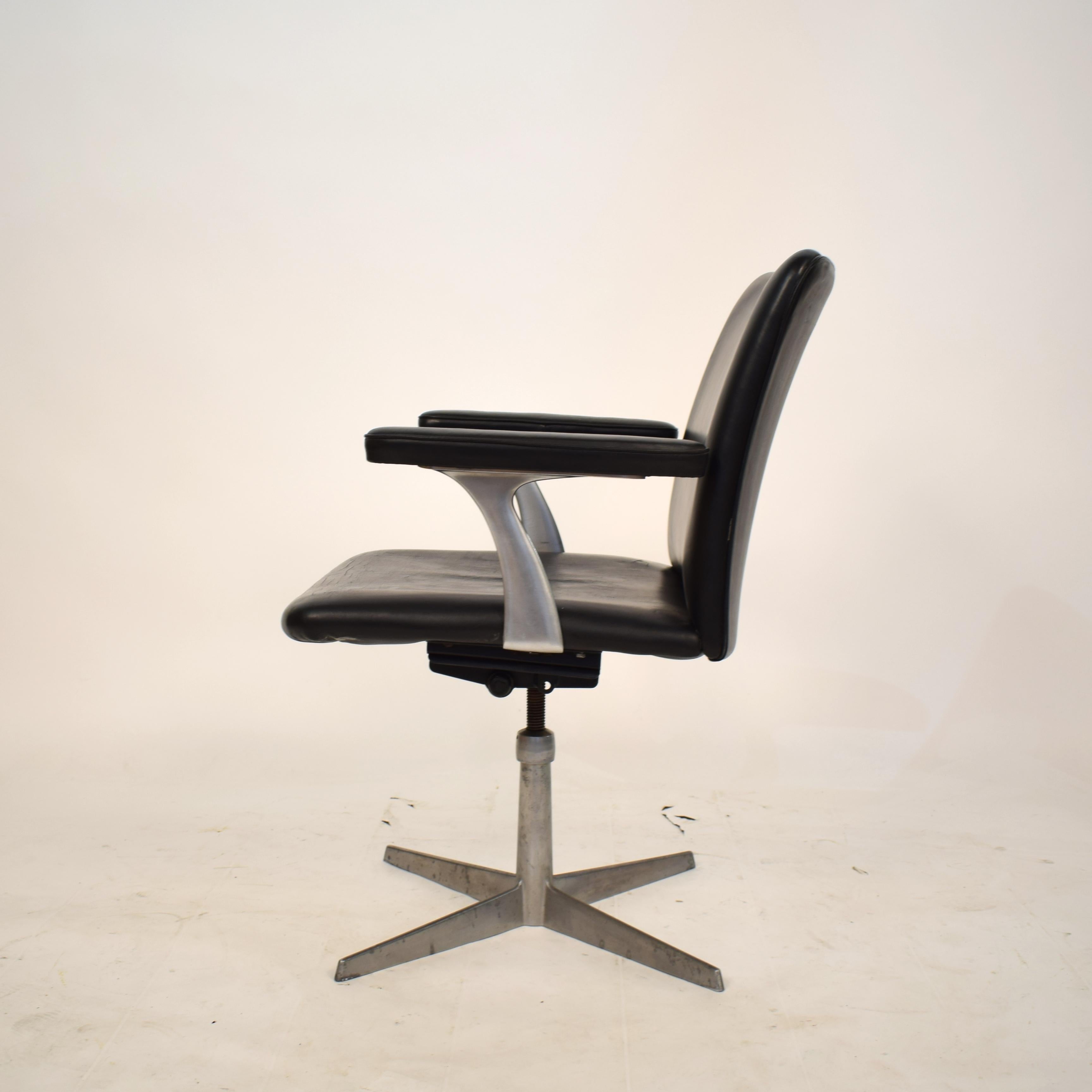 Late 20th Century Midcentury Scandinavian Armchair in Black Leather and Aluminum, circa 1970 For Sale