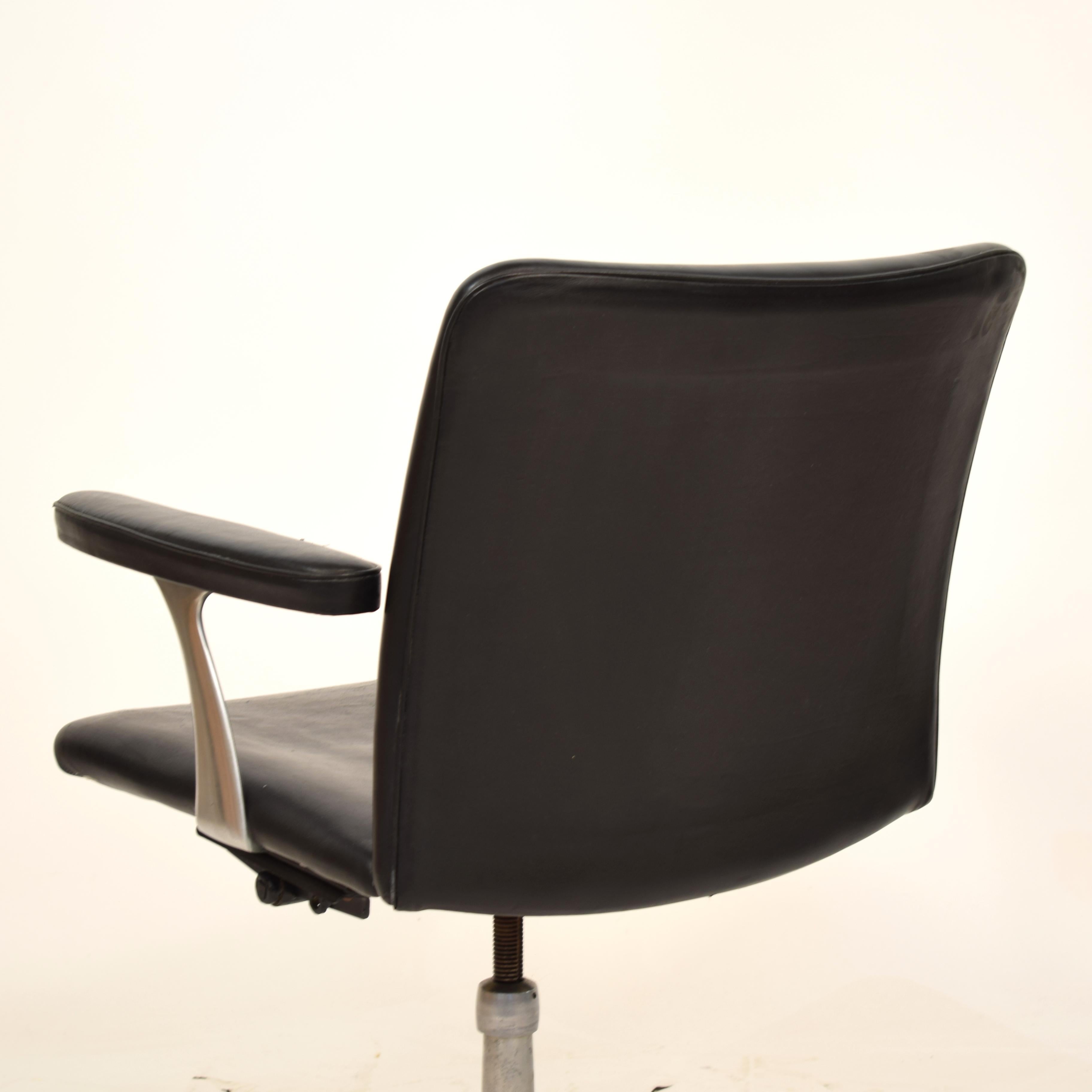 Midcentury Scandinavian Armchair in Black Leather and Aluminum, circa 1970 For Sale 1