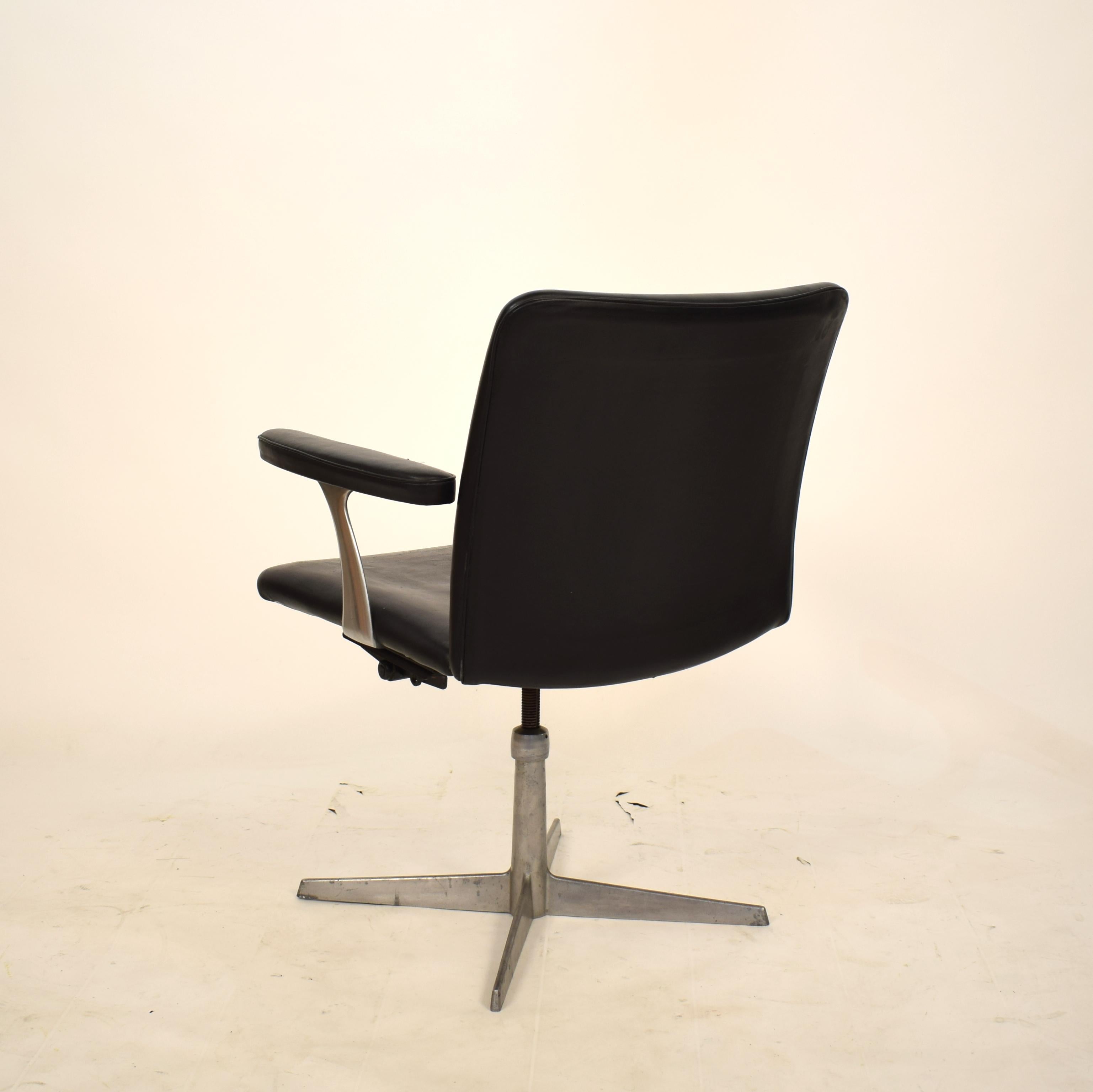 Midcentury Scandinavian Armchair in Black Leather and Aluminum, circa 1970 For Sale 2