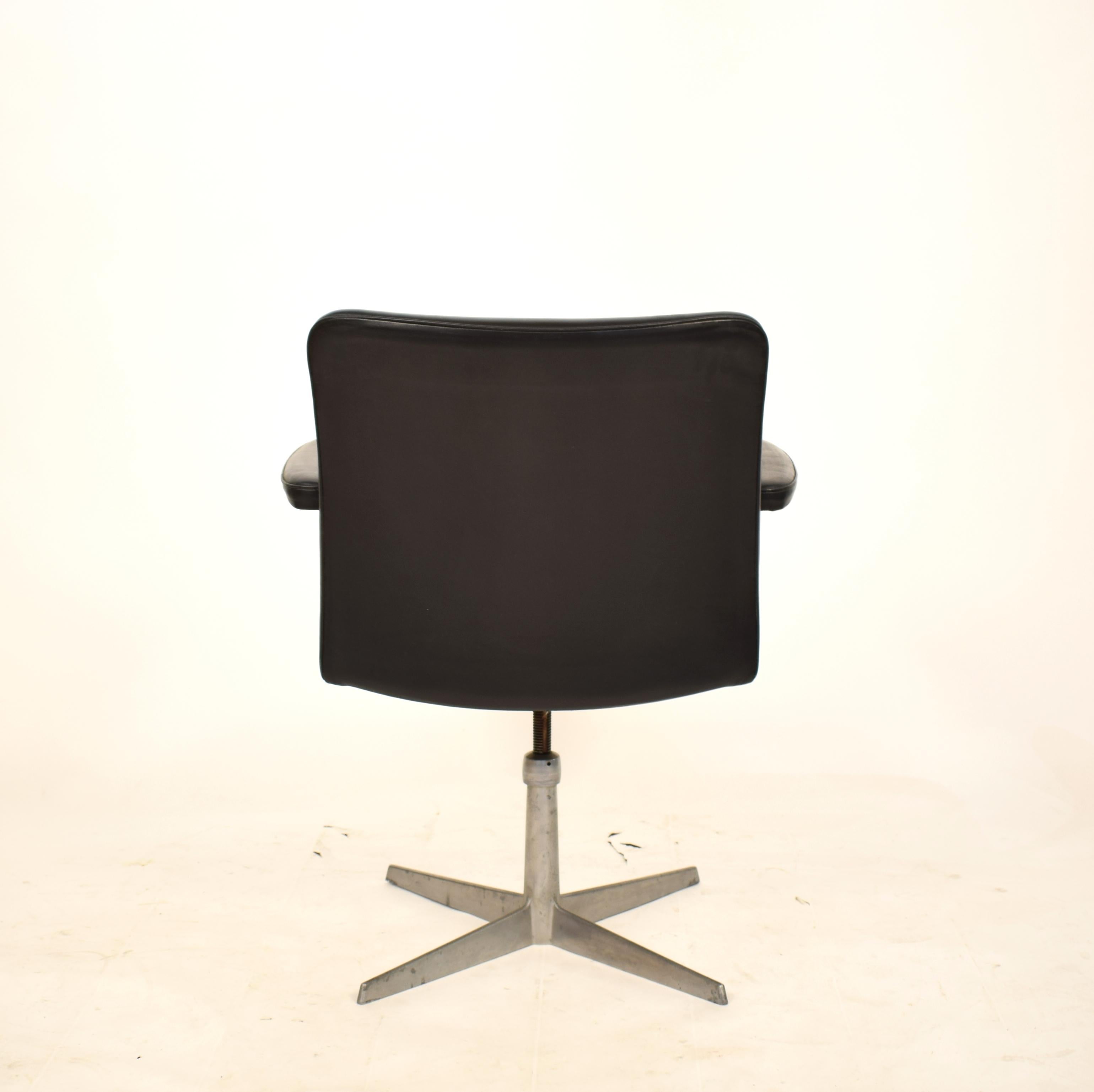 Midcentury Scandinavian Armchair in Black Leather and Aluminum, circa 1970 For Sale 3