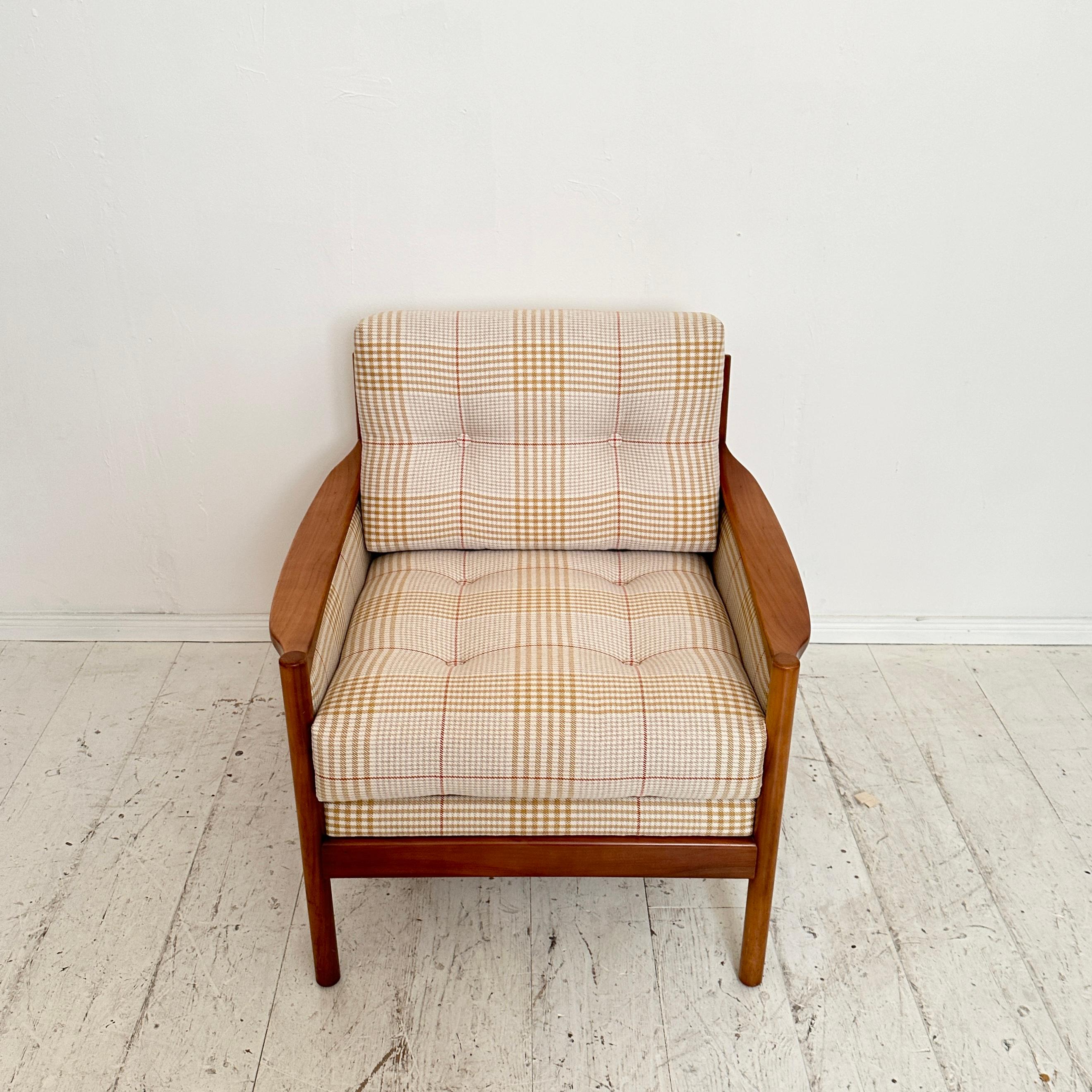 Mid Century Scandinavian Armchair in Cherry Wood and Checked Fabric, ca. 1960 For Sale 10