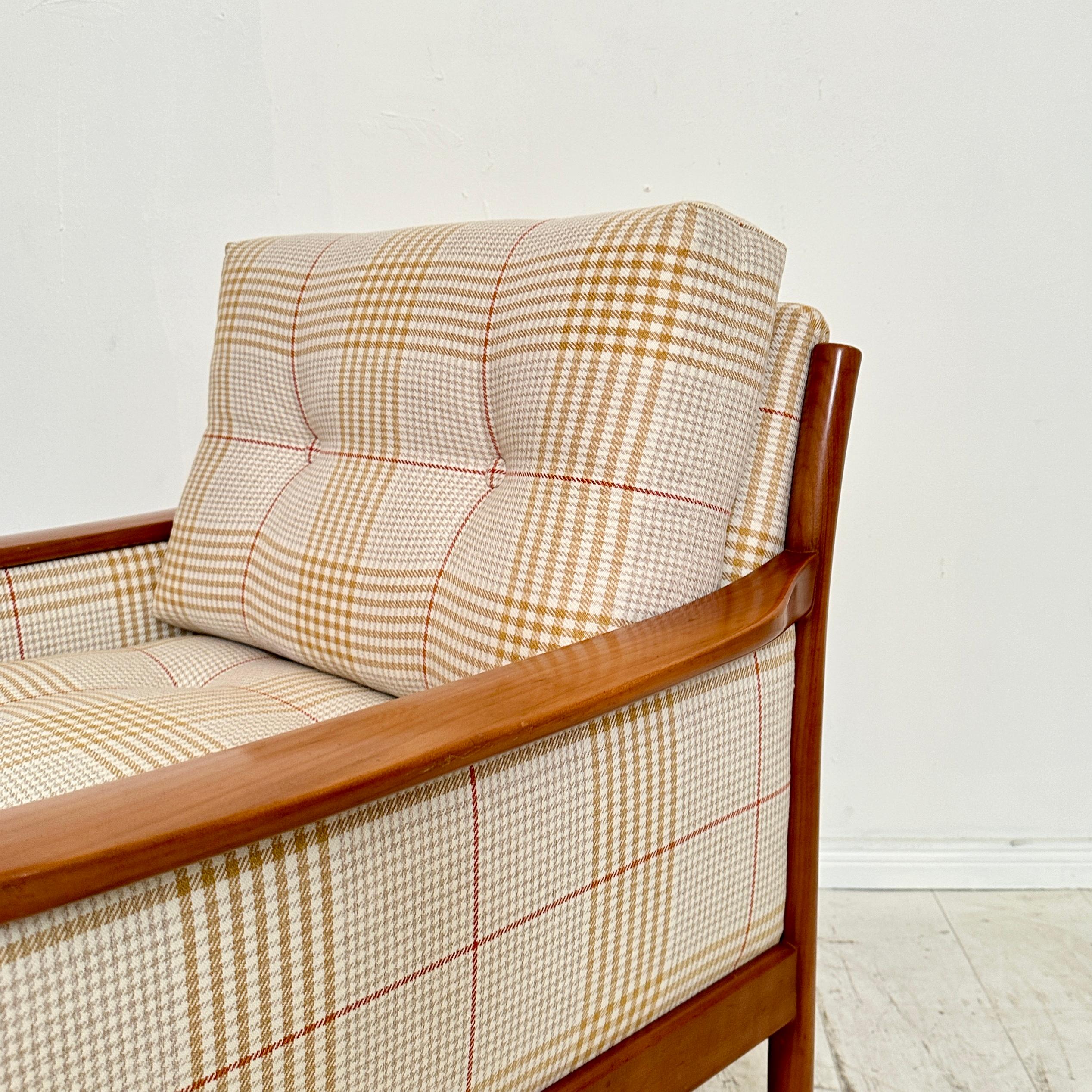 Mid Century Scandinavian Armchair in Cherry Wood and Checked Fabric, ca. 1960 In Good Condition For Sale In Berlin, DE