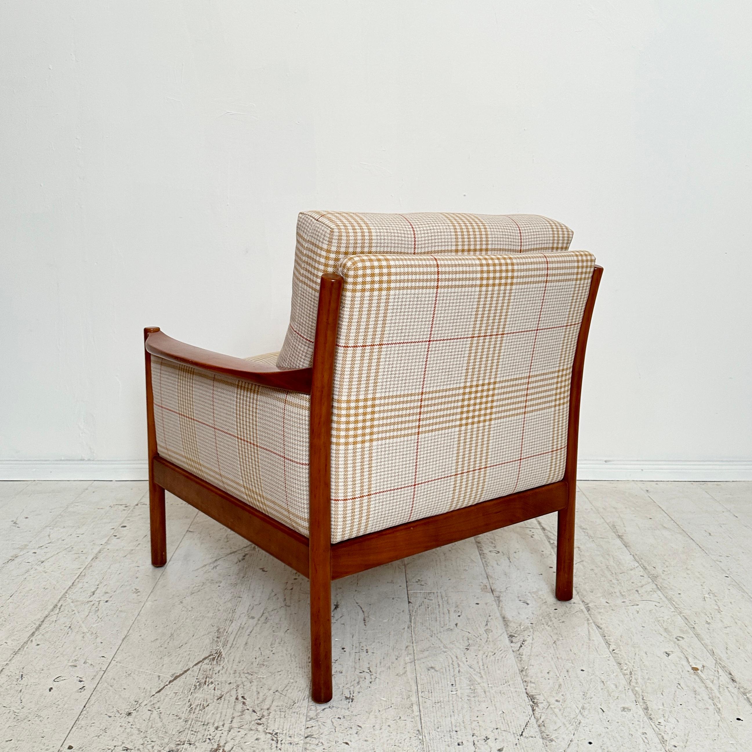 Mid Century Scandinavian Armchair in Cherry Wood and Checked Fabric, ca. 1960 For Sale 1