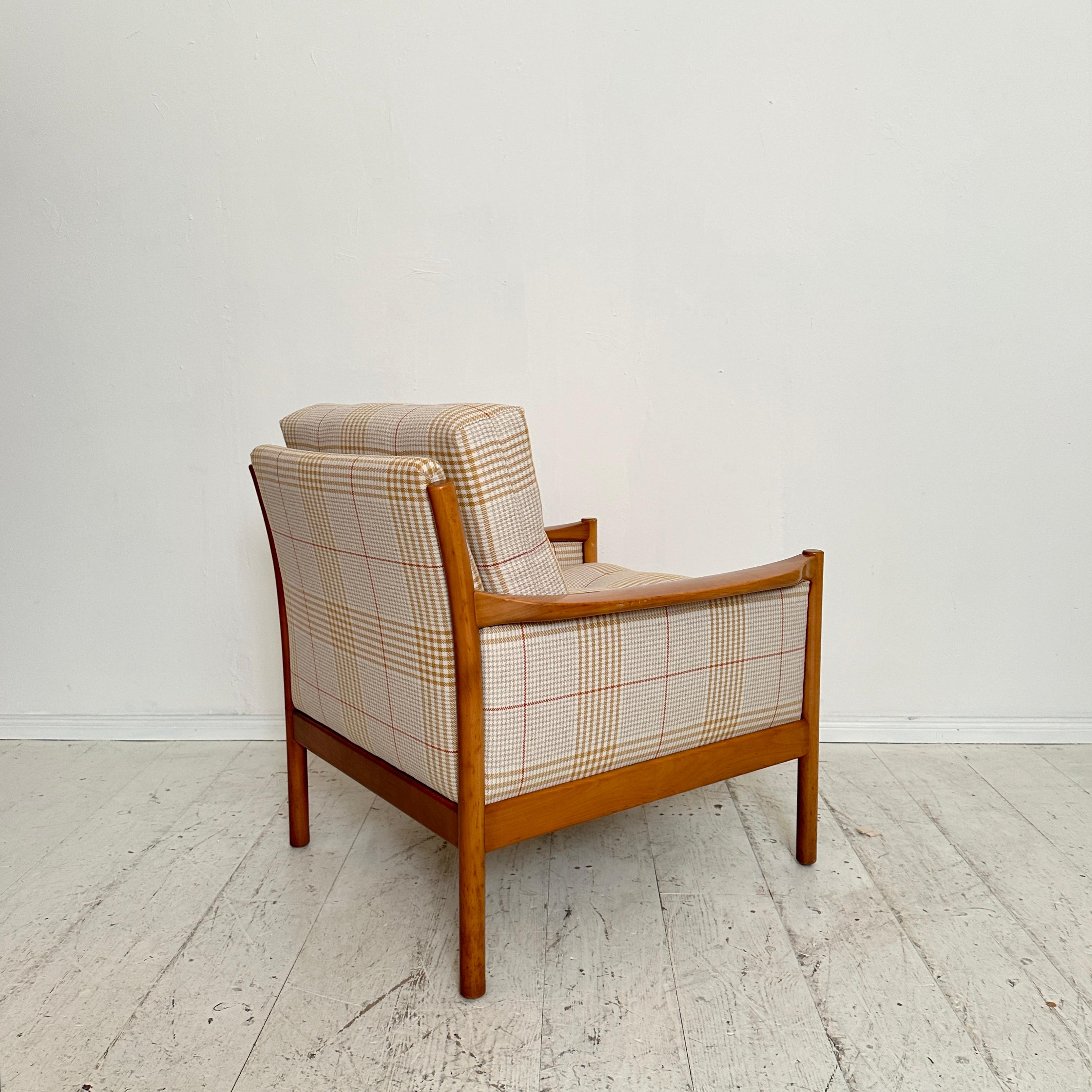 Mid Century Scandinavian Armchair in Cherry Wood and Checked Fabric, ca. 1960 For Sale 4