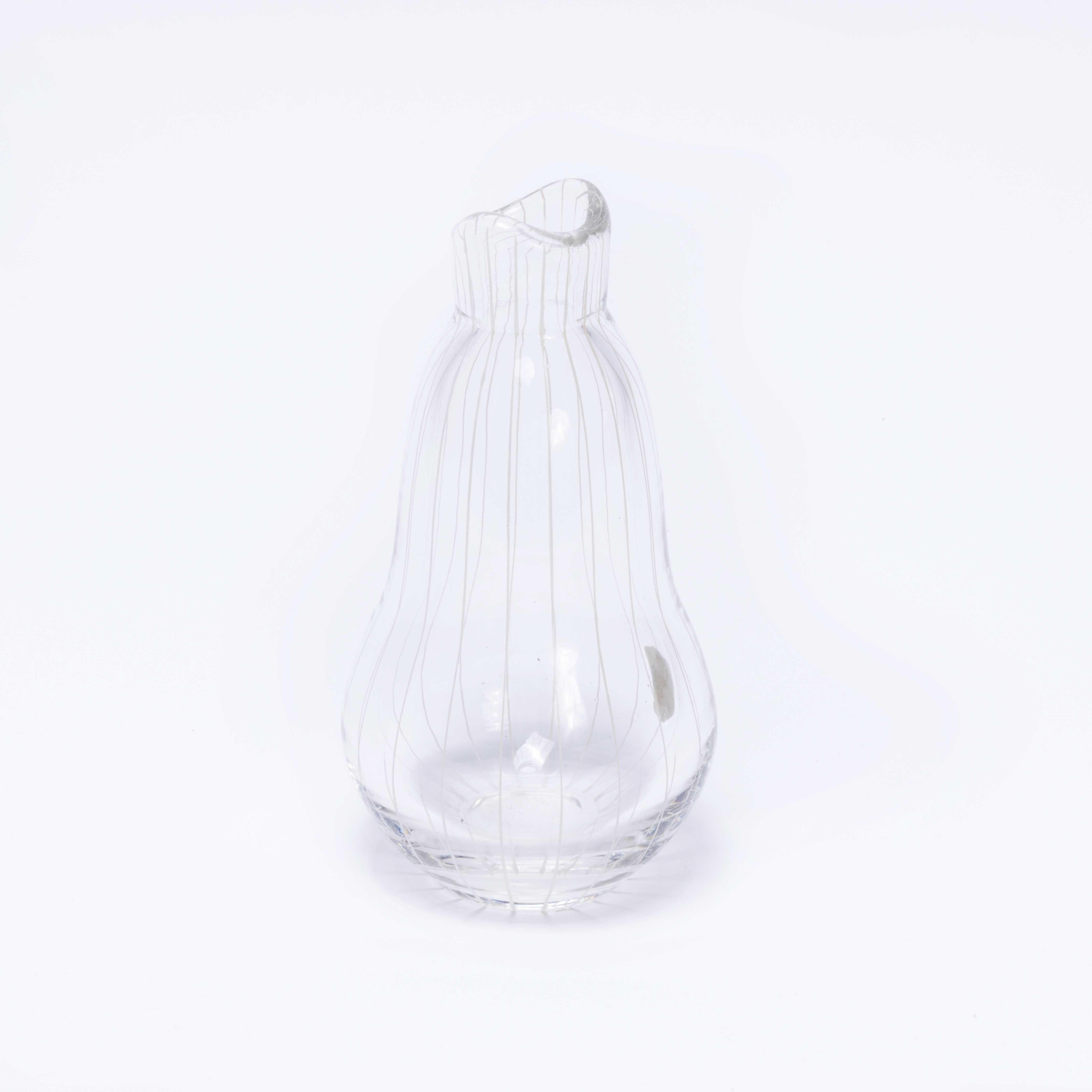 Vaso di vetro artistico scandinavo di metà secolo. 

Realizzato a mano in Svezia a metà del XX secolo. Il vaso presenta delicate linee verticali decorate sulla pesante forma di vetro. È in condizioni eccellenti, senza scheggiature, crepe o