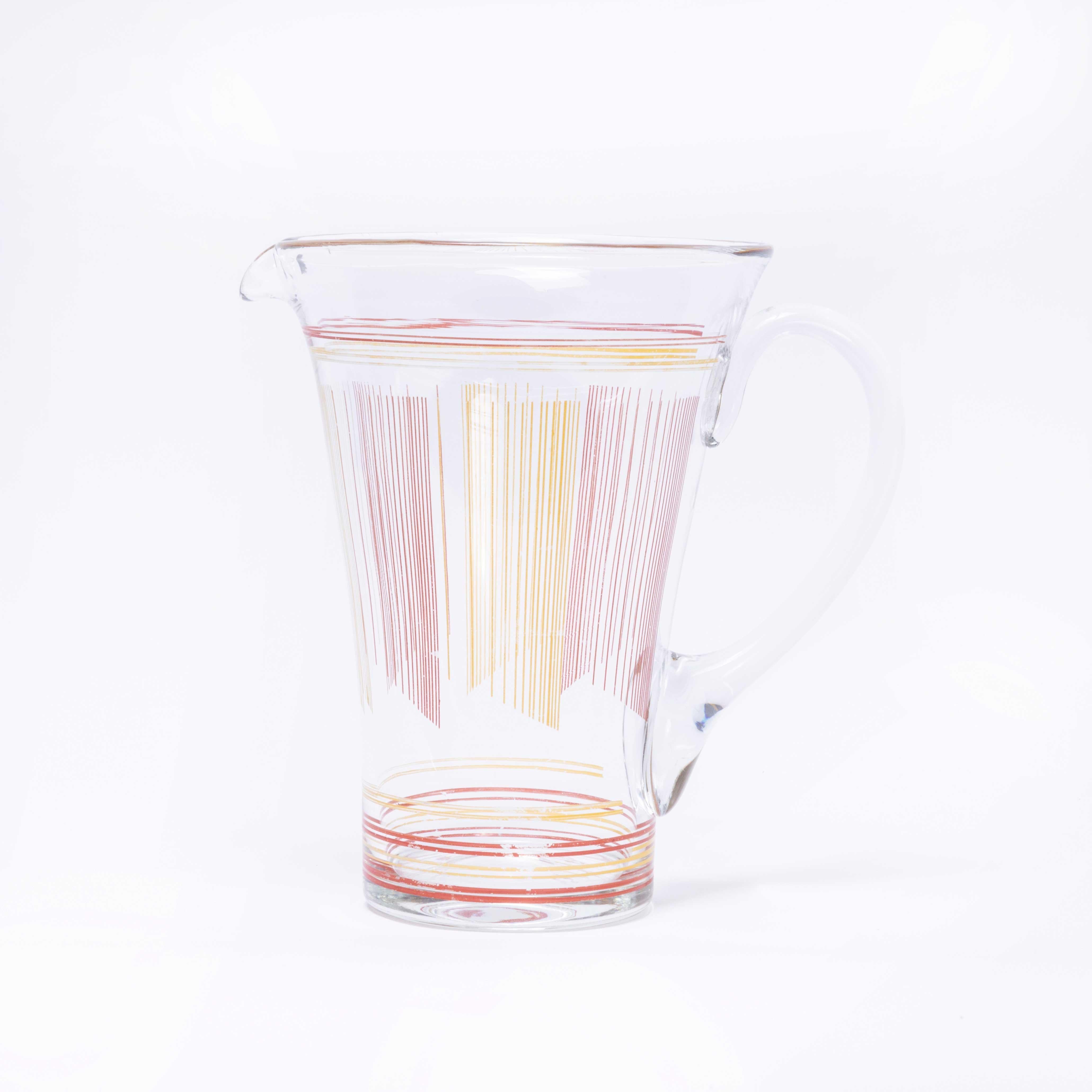 Pichet en verre émaillé scandinave du milieu du siècle. 

Fabriqué à la main au 20e siècle en Suède. La cruche présente des lignes verticales vibrantes décorées sur la lourde forme en verre. Il est en excellent état, sans ébréchures, fissures ou
