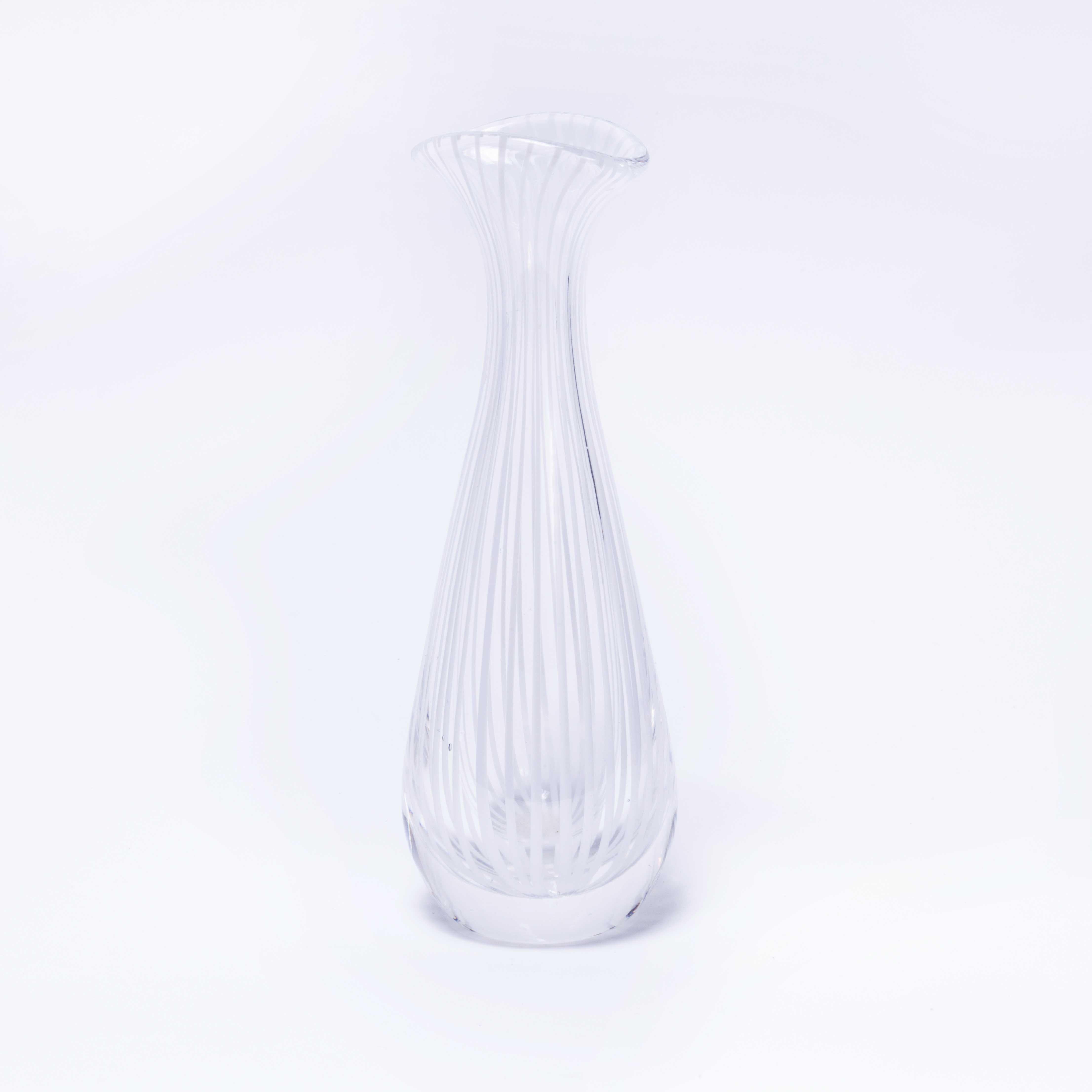Scandinavo Vaso a bocciolo alto in vetro artistico scandinavo della metà del secolo scorso in vendita