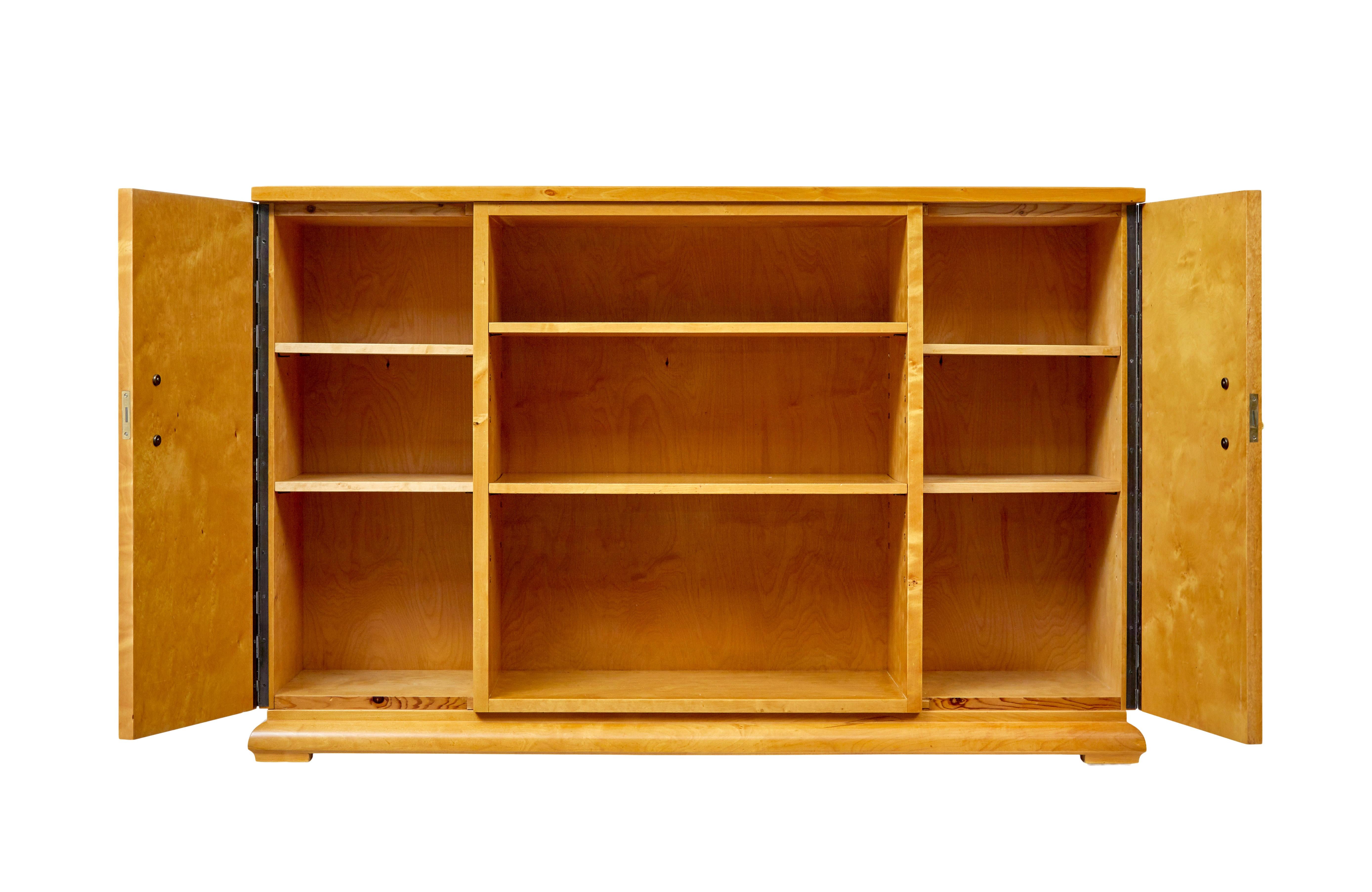 Art Déco Armadio libreria in betulla scandinavo di metà secolo in vendita