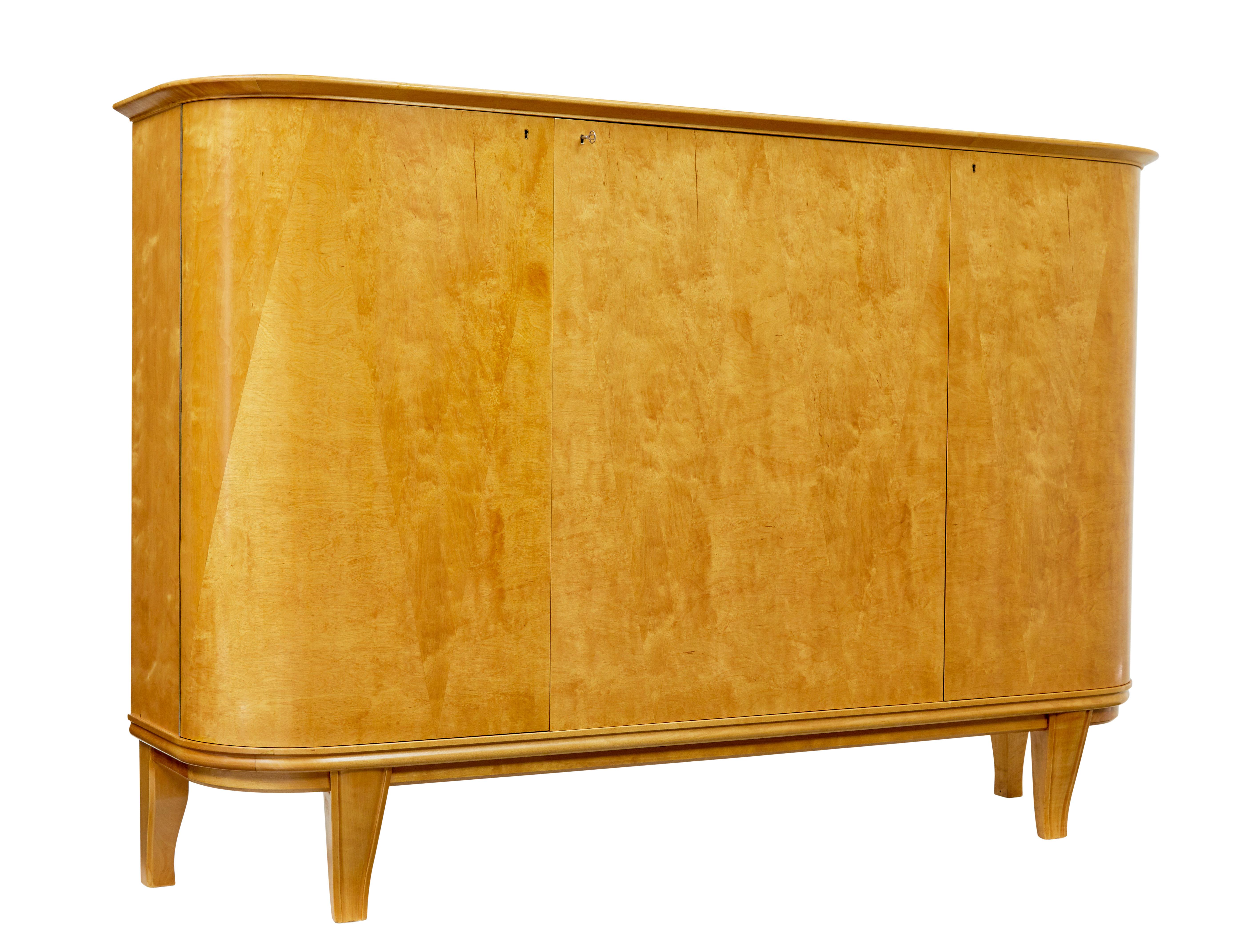 Mid century Scandinavian birch inlaid shaped sideboard circa 1950.

We are pleased to offer this fully refurbished piece of Swedish mid century design, in the form of this buffet/sideboard.

Inlaid with slight contrasting timbers in a triangular